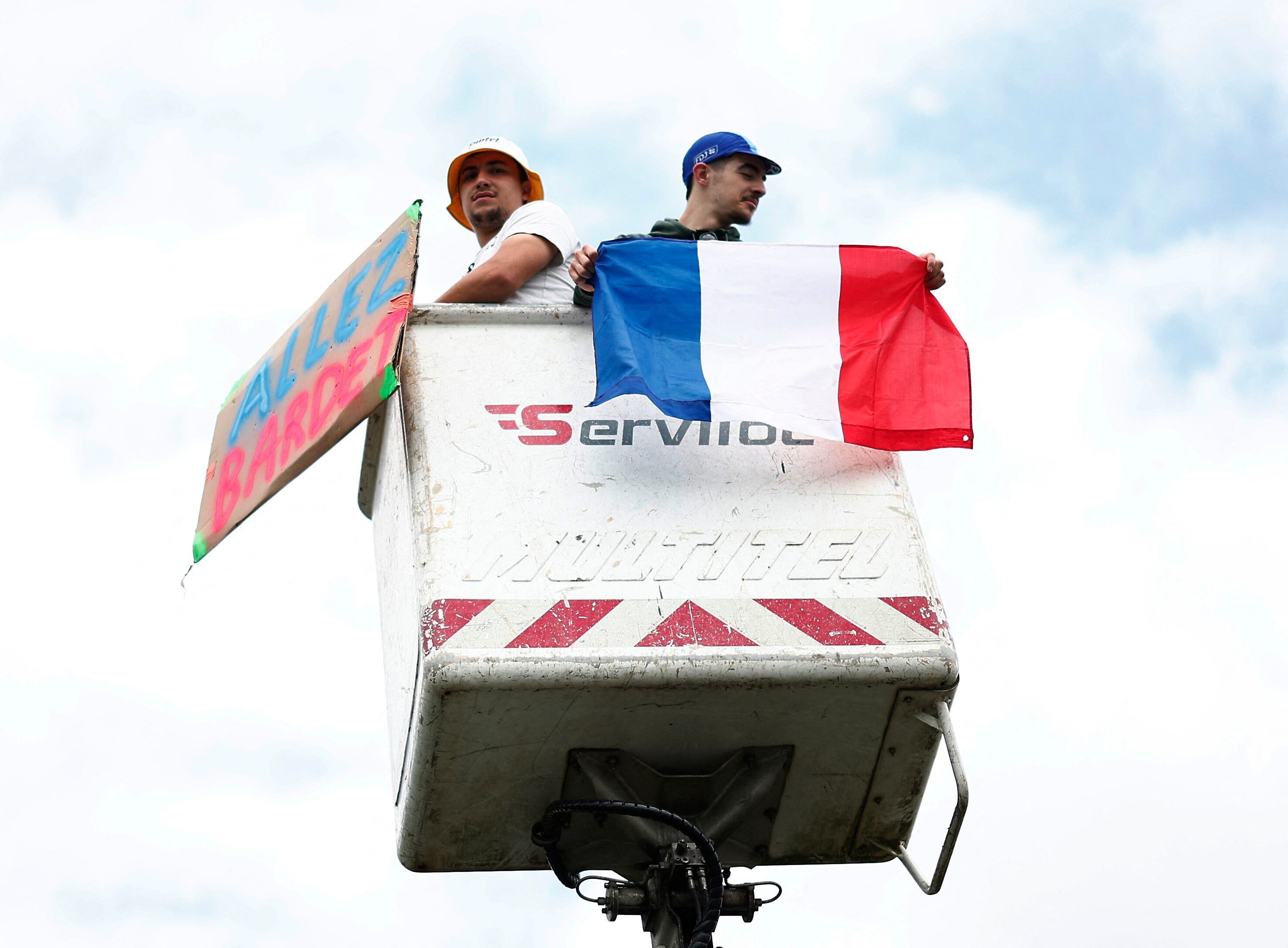 Espectadores en una grúa siguiendo la legendaria etapa de Los Pirineos  crédito -Stephane Mahe/REUTERS