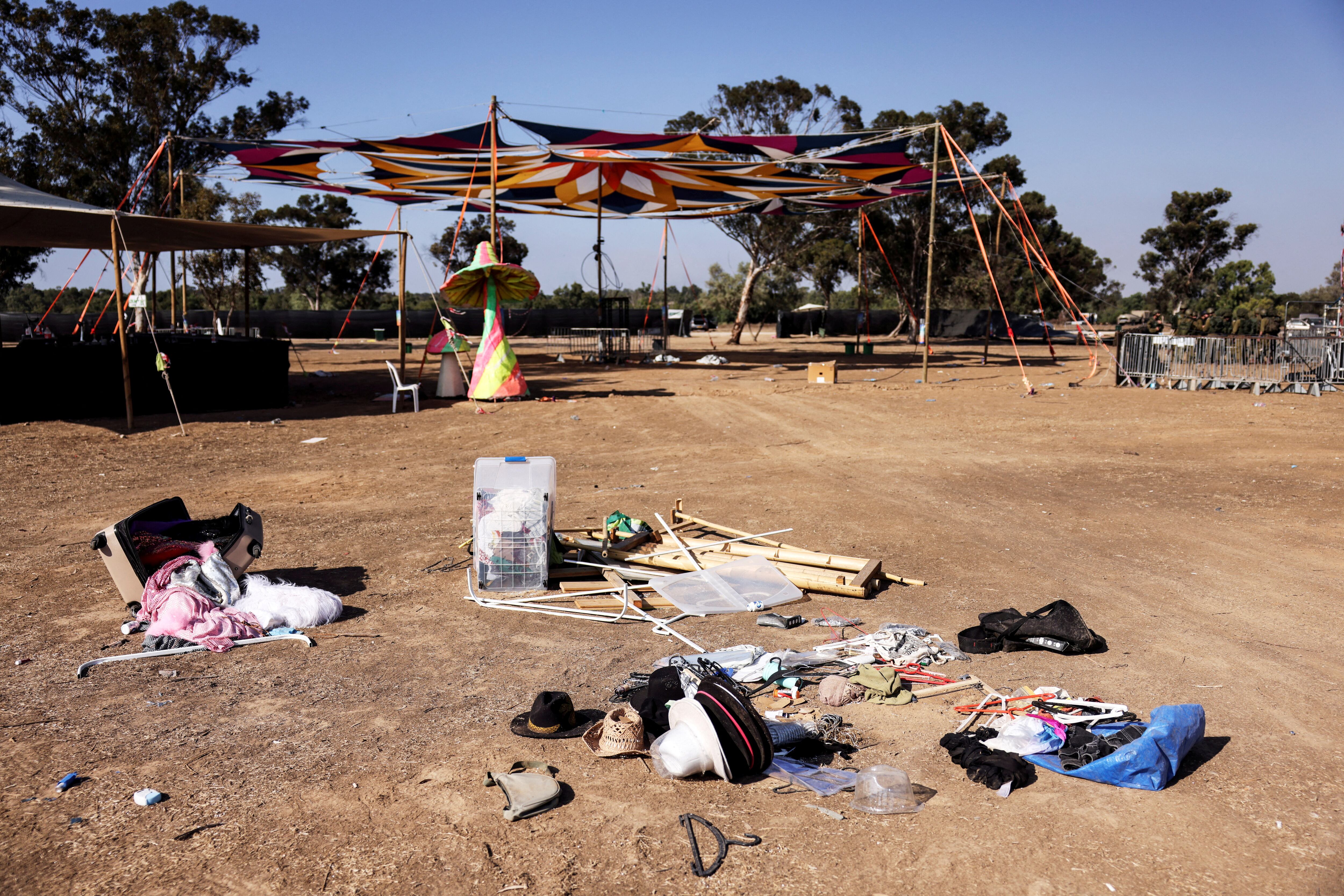 Pertenencias de asistentes al festival Nova, tras el ataque de los terroristas el 7/10 (REUTERS/Ronen Zvulun/File Photo)