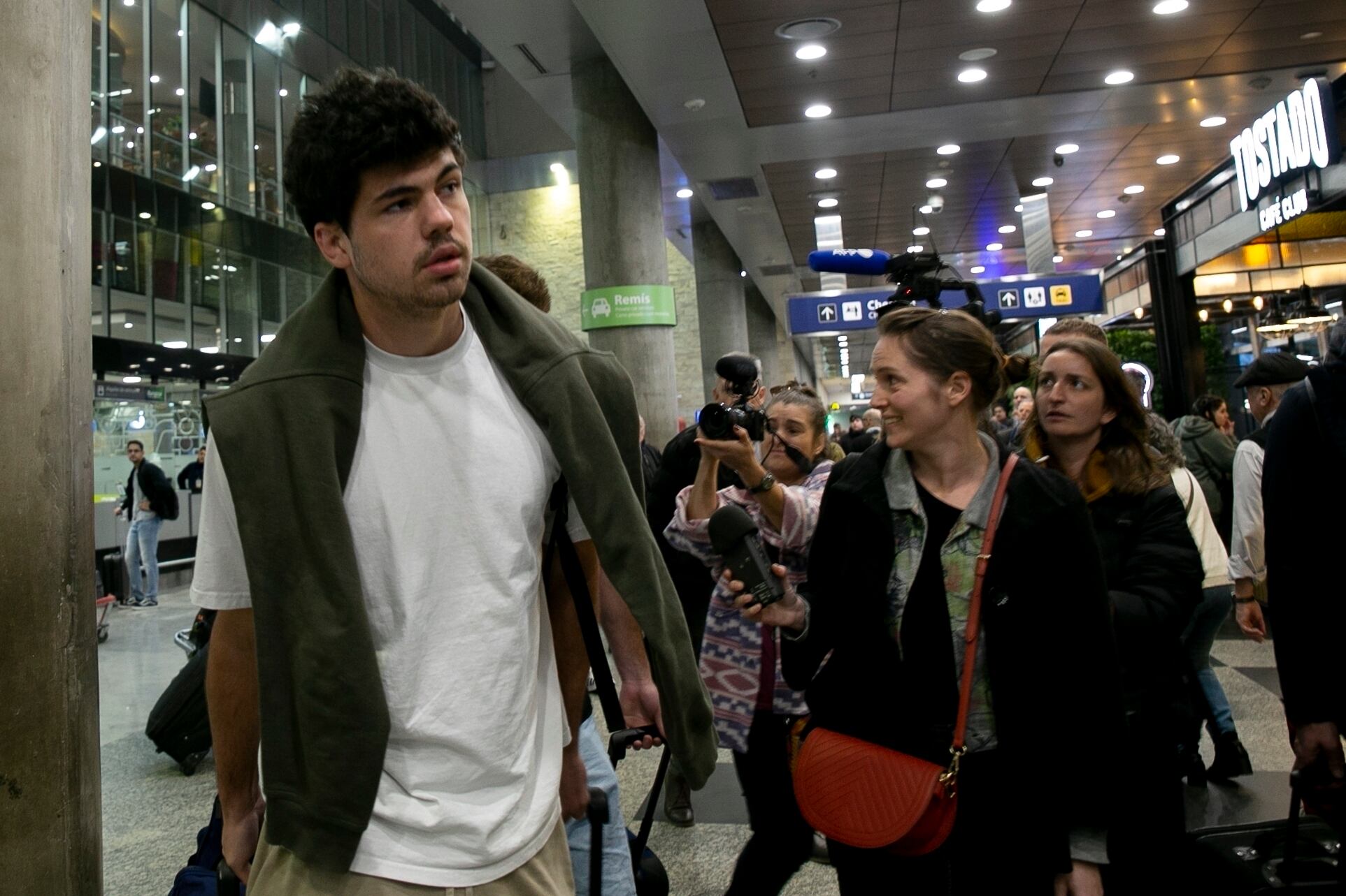 El rugbier Hugo Auradou junto a Jegou regresaron a Francia tras haber estado detenidos en Mendoza (AP Foto/Virginia Chaile)