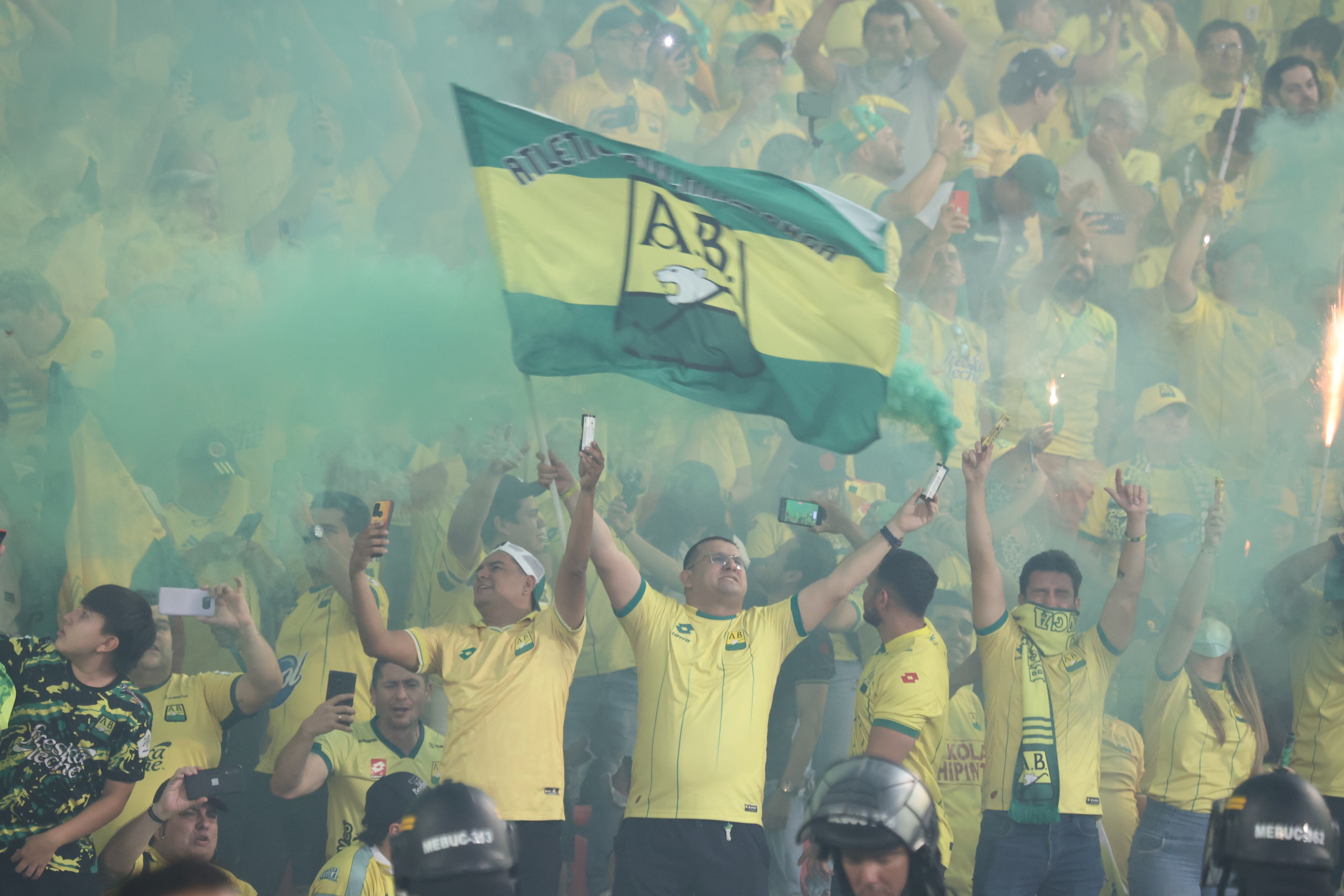 1.000 hinchas de Atlético Bucaramanga podrán ingresar al estadio Nemesio Camacho El Campín en la final ante Independiente Santa Fe - crédito Colprensa