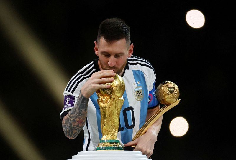 Con el Balón de Oro entre brazos y el mimo a la Copa del Mundo. La foto que siempre quiso tener y finalmente se le dio en Qatar 2022, cuando obtuvo el título más importante de su carrera