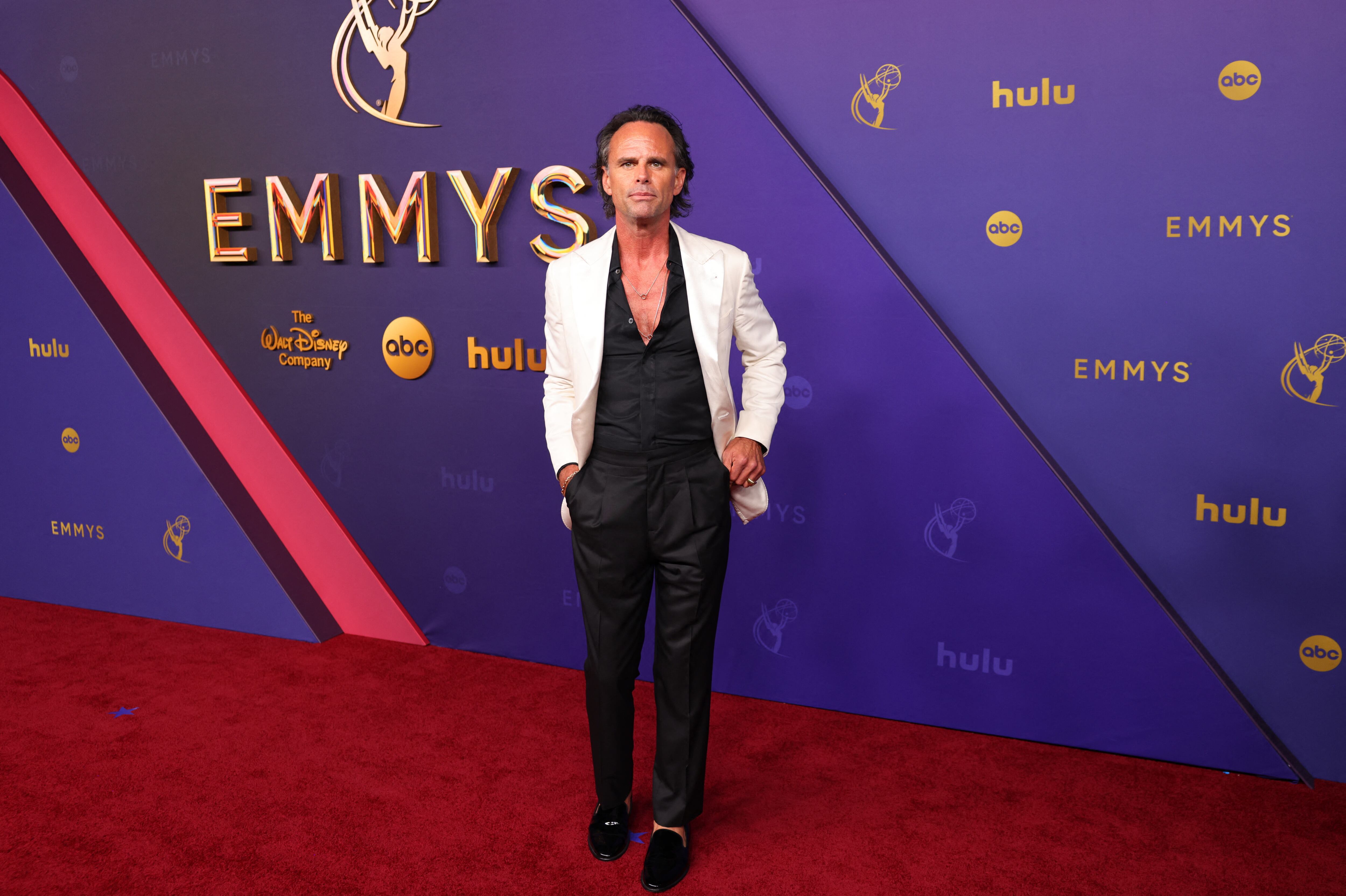 Walton Goggins posó con un blazer blanco /REUTERS/Mike Blake