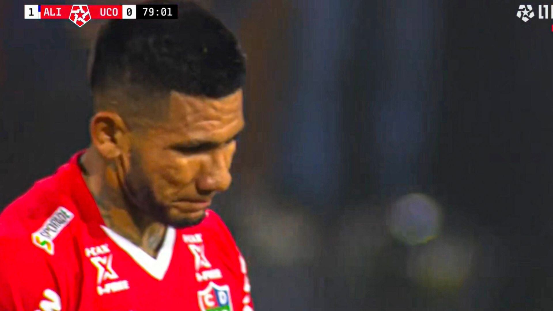 Tarek Carranza, visiblemente afectado por cometer un autogol contra Alianza Lima. - Crédito: L1MAX