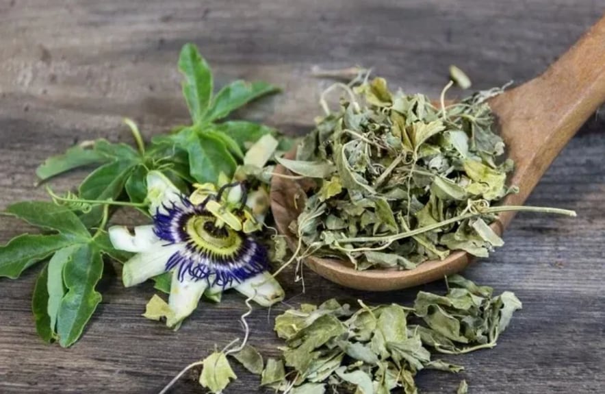 La pasiflora, o flor de la pasión, es una planta medicinal conocida por sus propiedades calmantes, ansiolíticas y analgésicas, convirtiéndose en una opción natural para aliviar el estrés, la ansiedad y el dolor menstrual.