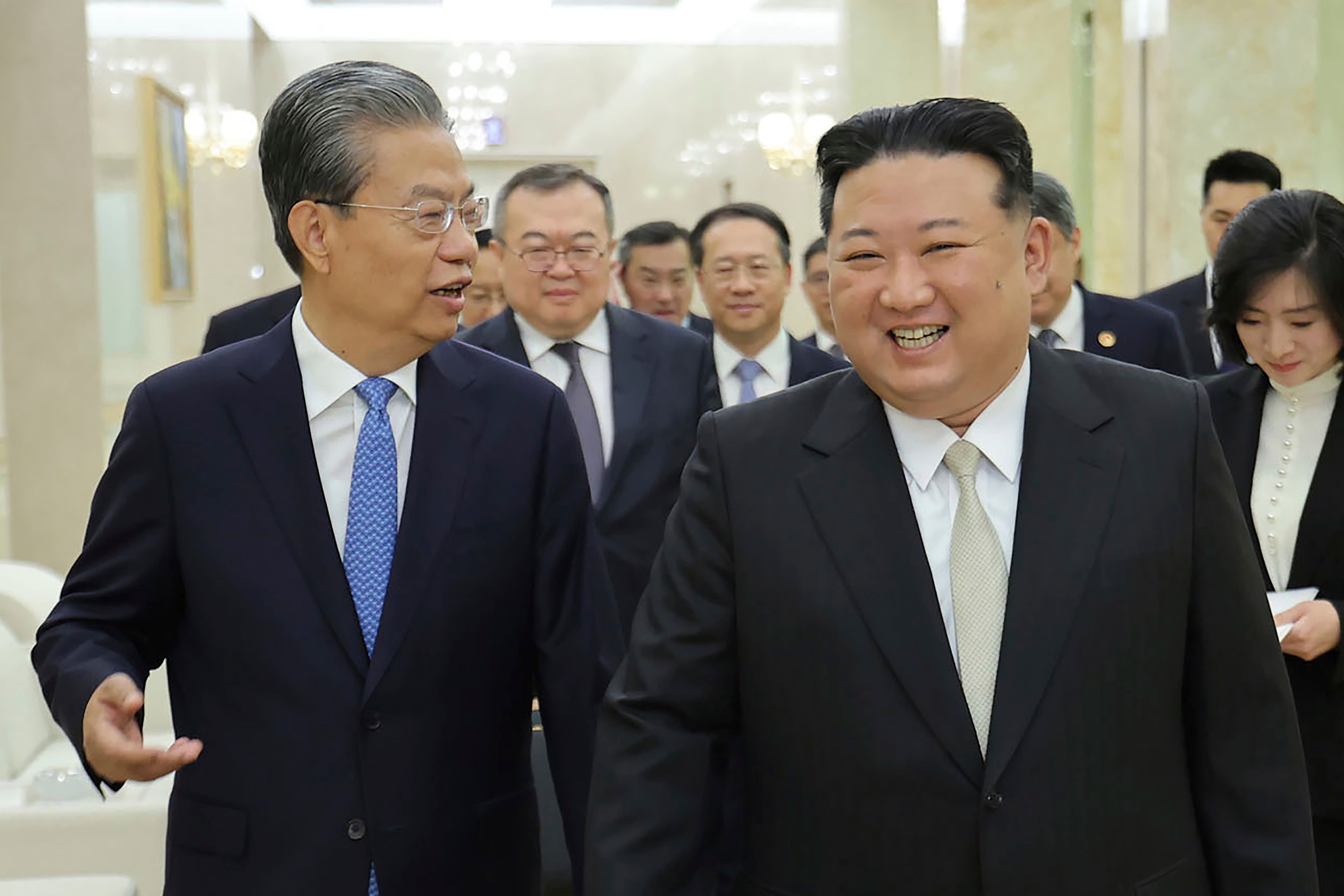 Kim Jong-un, a la derecha, junto a Zhao Leji, presidente del Congreso Nacional Popular de China, en Pyongyang, Corea del Norte, el 13 de abril de 2024. (Agencia Central de Noticias de Corea/Servicio de Noticias de Corea via AP, Archivo)