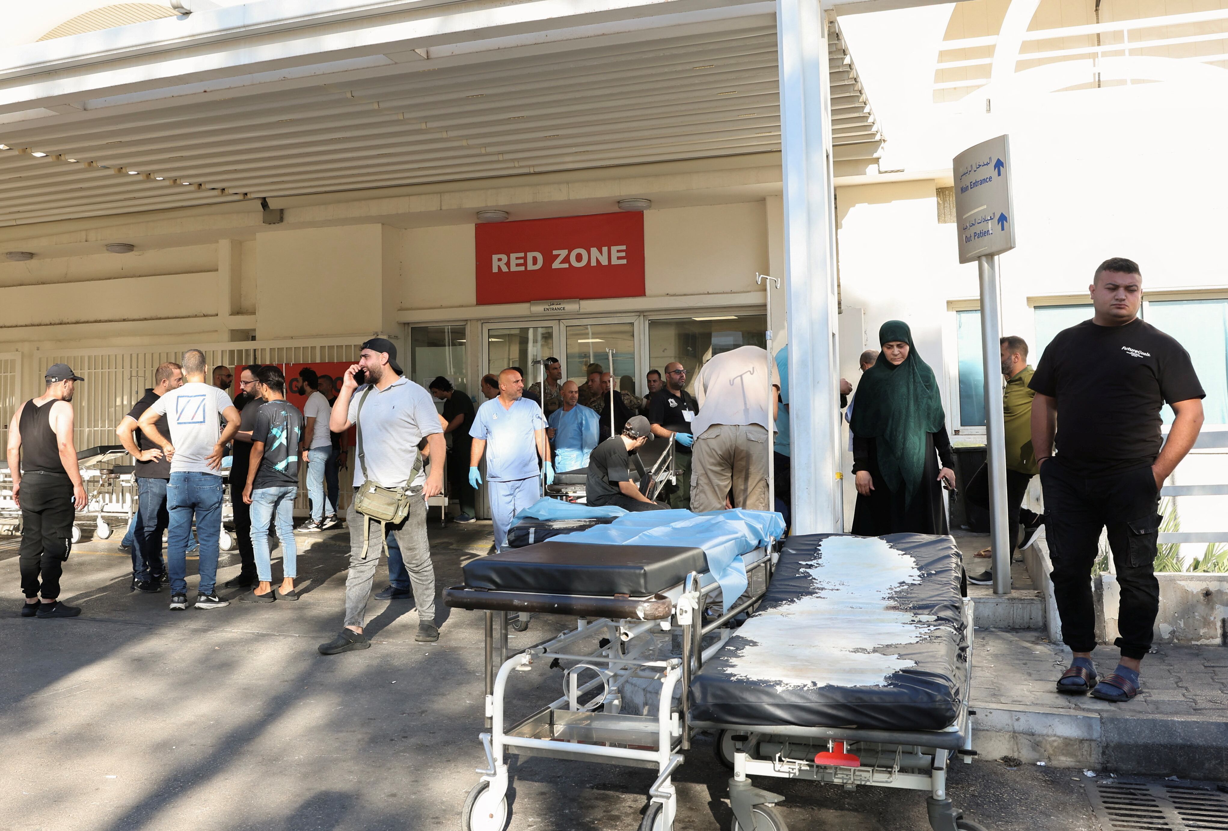 Un grupo de personas frente a un hospital después que cientos de miembros de Hezbollah, incluidos combatientes y médicos, resultaron gravemente heridos el martes. (REUTERS/Mohamed Azakir)