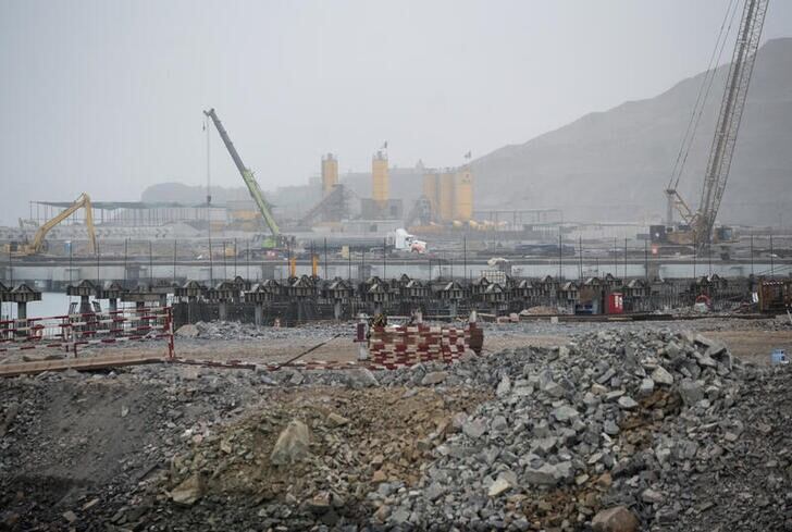 FOTO DE ARCHIVO: Maquinaria en el sitio de construcción de un nuevo mega puerto chino, en Chancay, Perú 22 de agosto 2023. REUTERS/Angela Ponce/Archivo