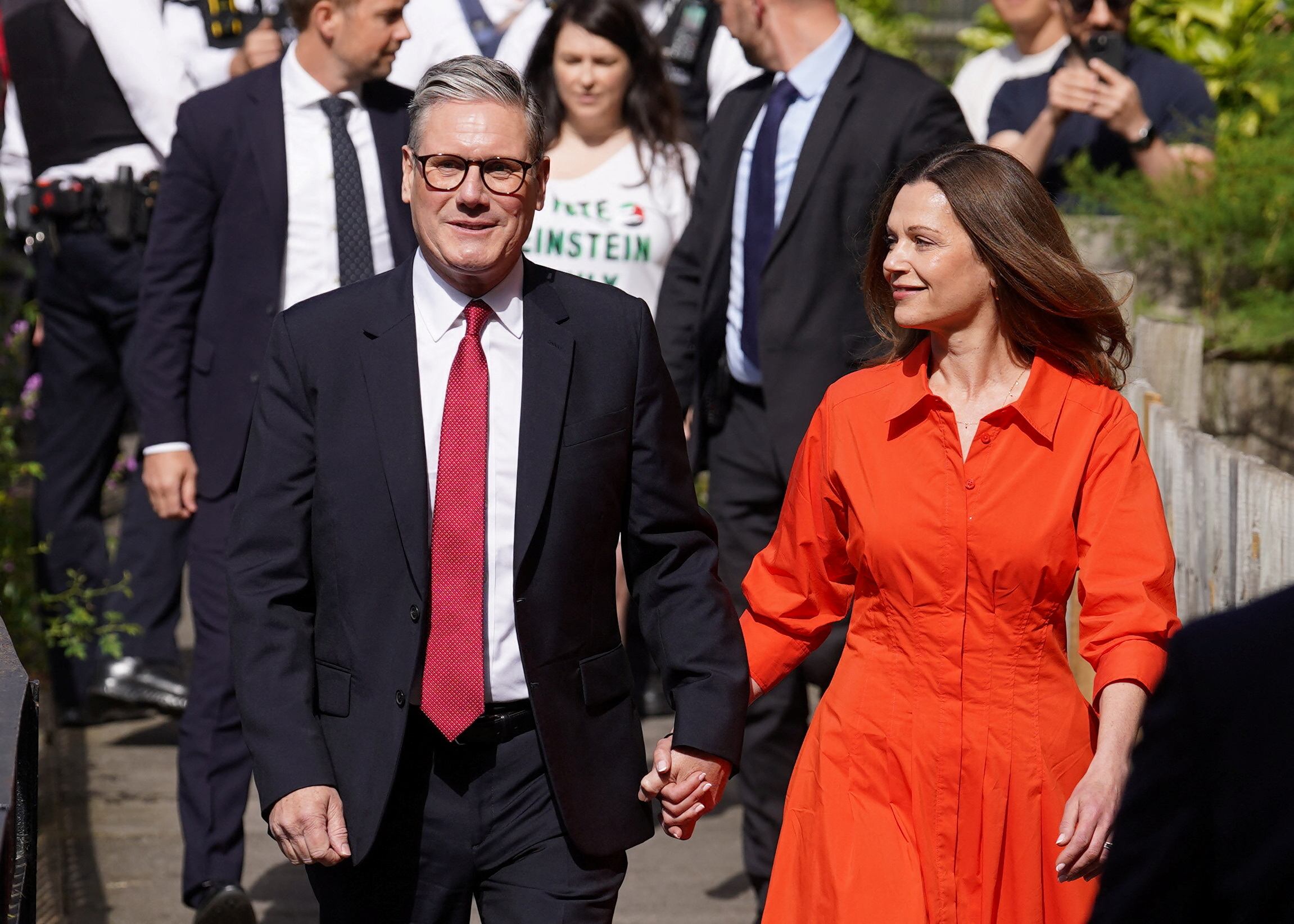 Starmer votó en su barrio londinense junto a su esposa Victoria. (REUTERS/Maja Smiejkowska)