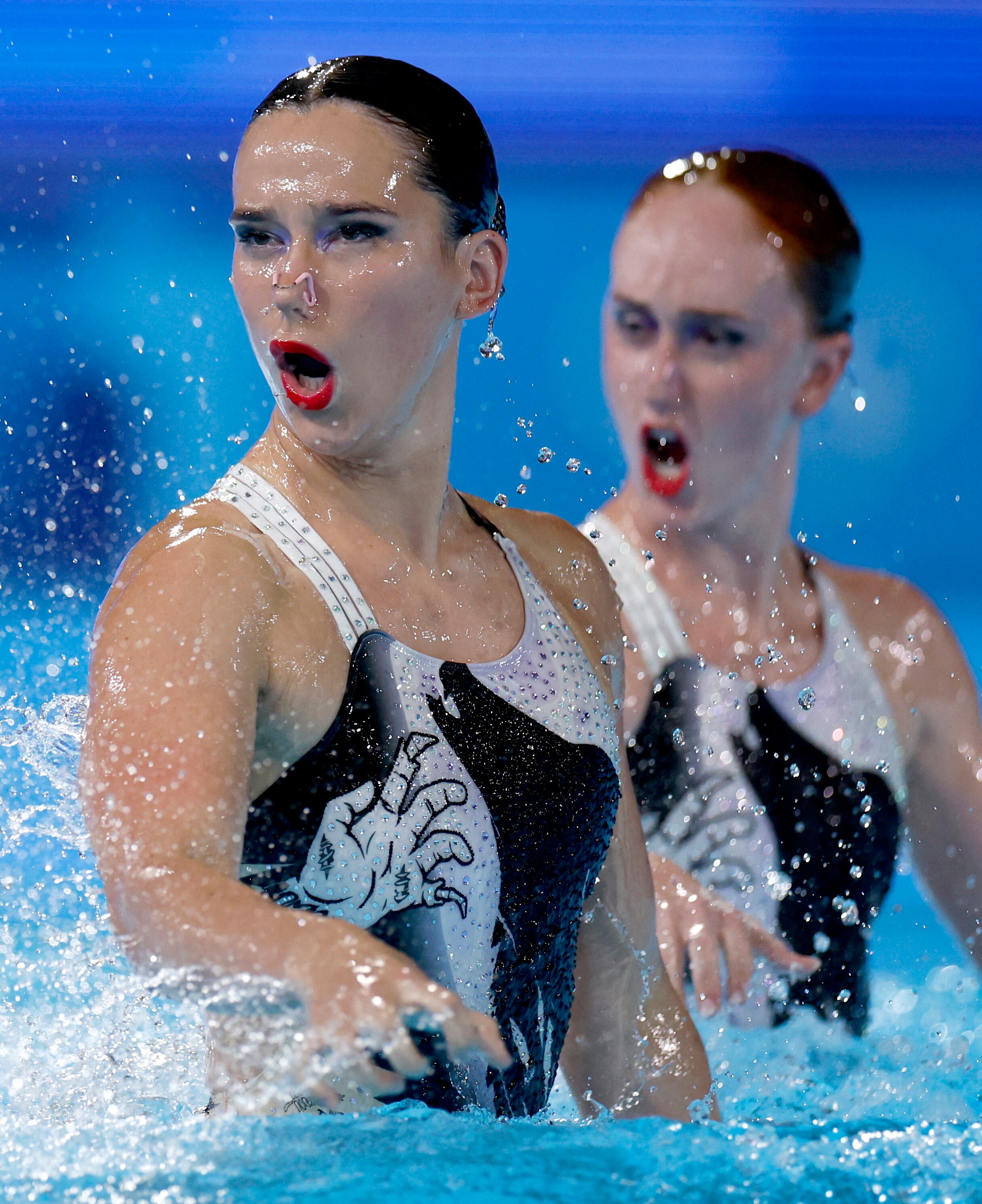 Paris 2024 Olympics - Artistic Swimming - Duet Technical Routine - Aquatics Centre, Saint-Denis, France - August 09, 2024. Nina Brown of New Zealand and Eva Morris of New Zealand perform. REUTERS/Gonzalo Fuentes