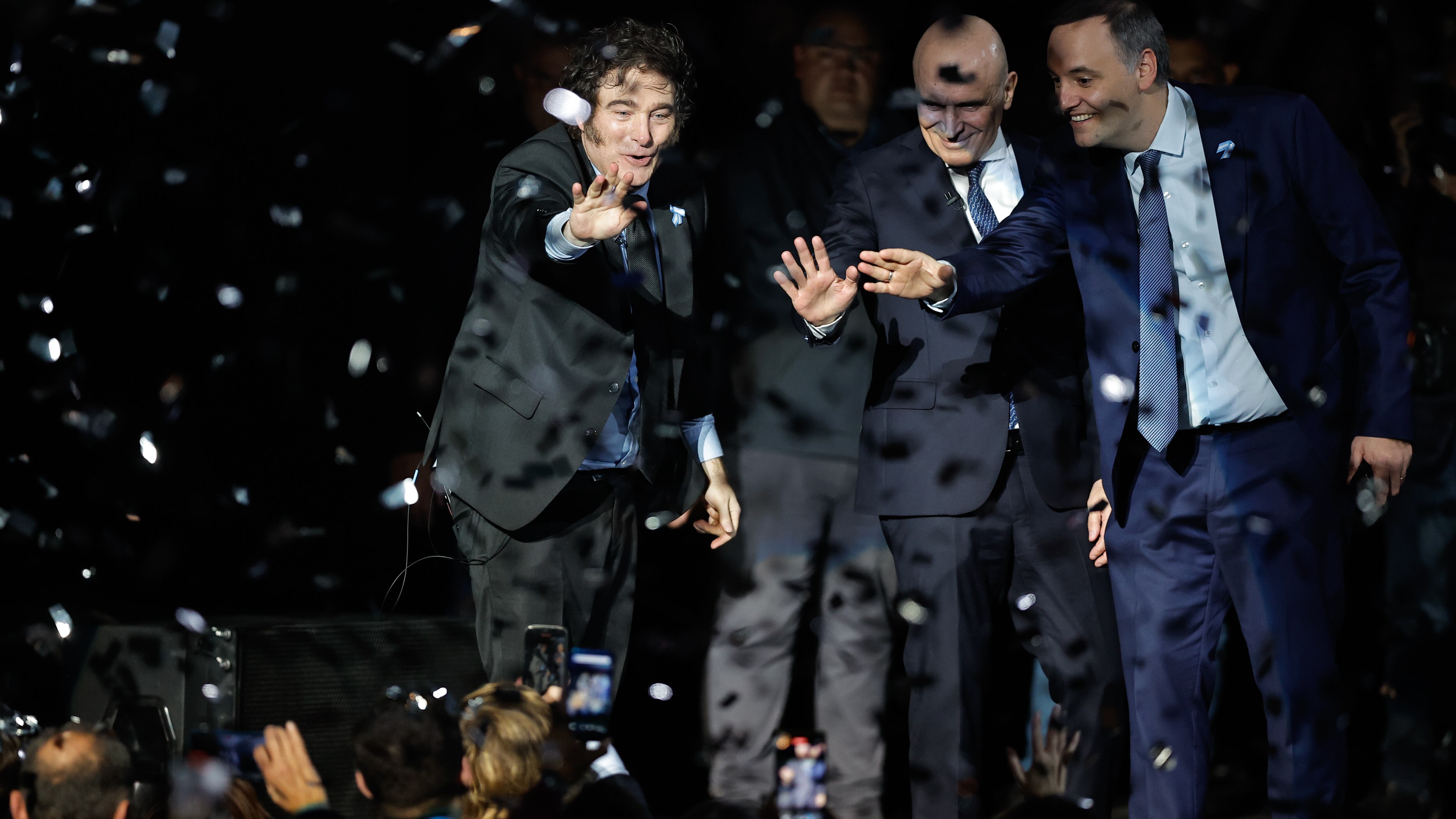 El presidente de Argentina, Javier Milei (i), saluda junto al diputado José Luis Espert (c) y al vocero presidencial Manuel Adorni durante el lanzamiento de su libro 'Capitalismo, socialismo y la trampa neoclásica' este miércoles, en el estadio Luna Park en Buenos Aires (Argentina). EFE/ Juan Ignacio Roncoroni 