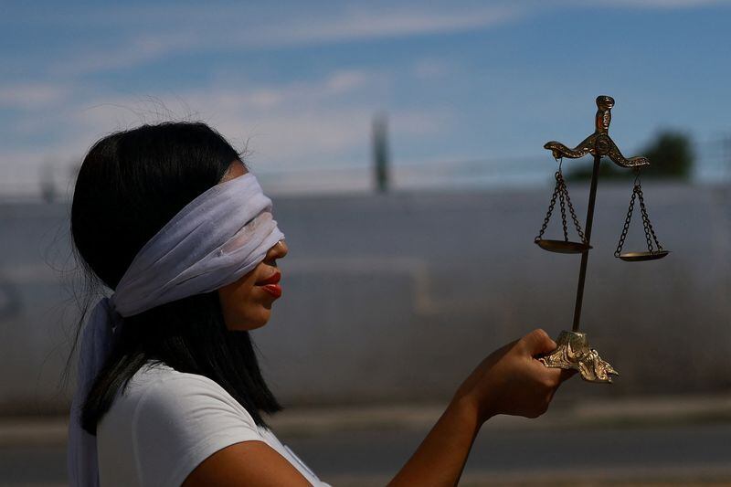 Imagen de archivo. Una empleada del poder judicial mexicano participa en una protesta durante una huelga nacional indefinida antes de que los legisladores voten sobre la reforma judicial, incluida la transición a la elección popular de jueces, en Ciudad Juárez, México. 25 de agosto de 2024. REUTERS/Jose Luis Gonzalez