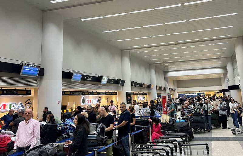 Pasajeros hacen fila en los mostradores de facturación del Aeropuerto Internacional Beirut-Rafic Al Hariri, en Beirut, Líbano, 2 de octubre de 2024 (REUTERS/Yara Abi Nader)