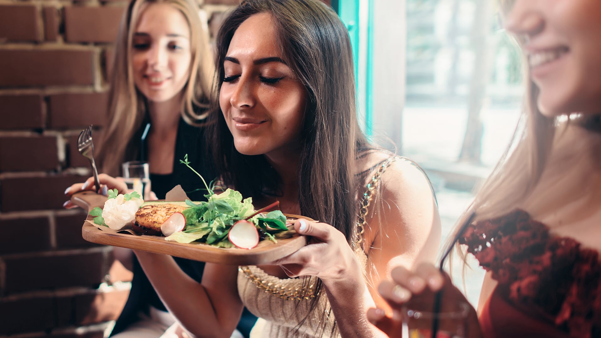 Cuáles son las claves de la “dieta de la felicidad”, según un experto de Harvard