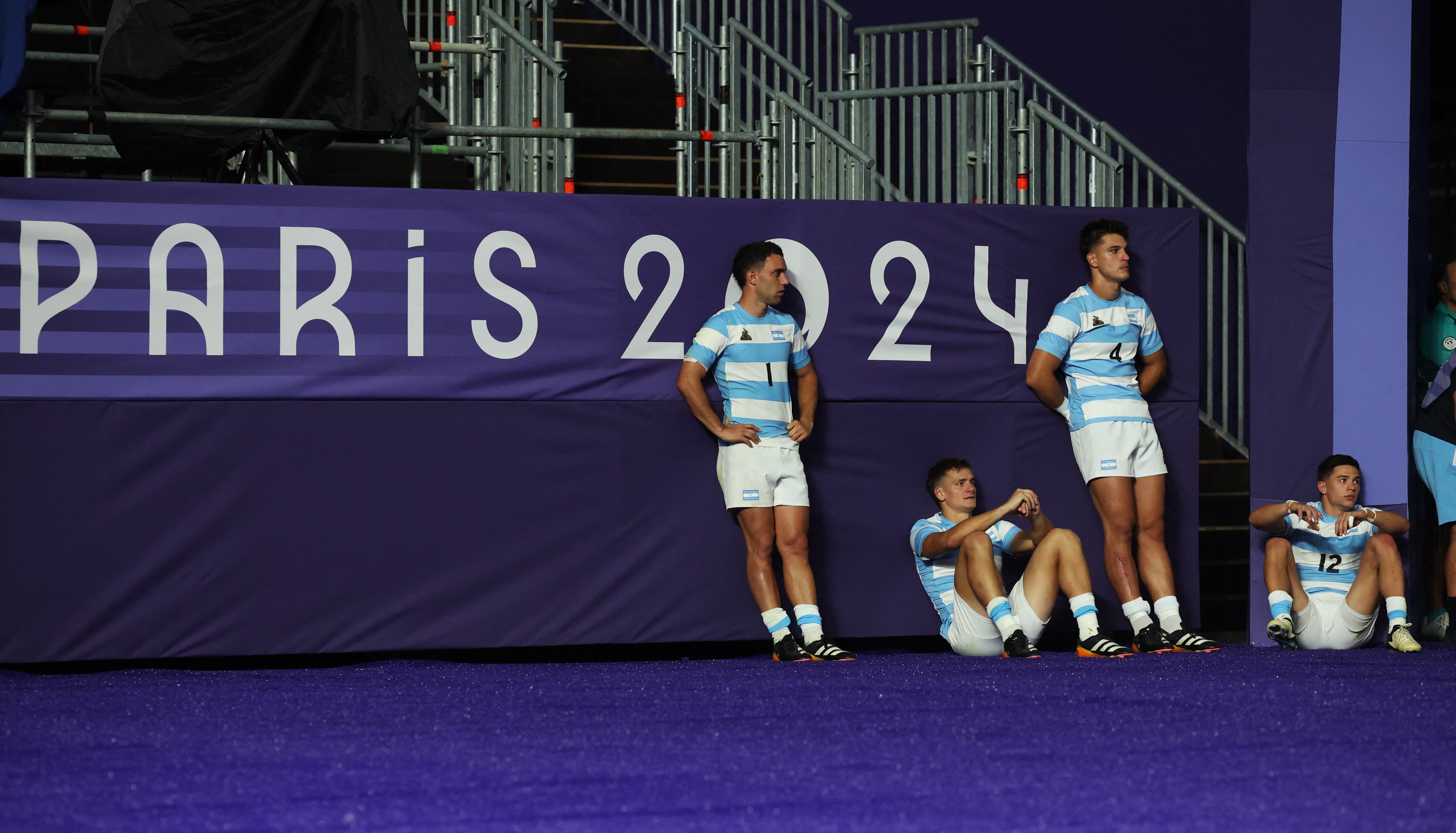 La decepción de los argentinos tras la eliminación ante Francia en rugby. REUTERS/Phil Noble