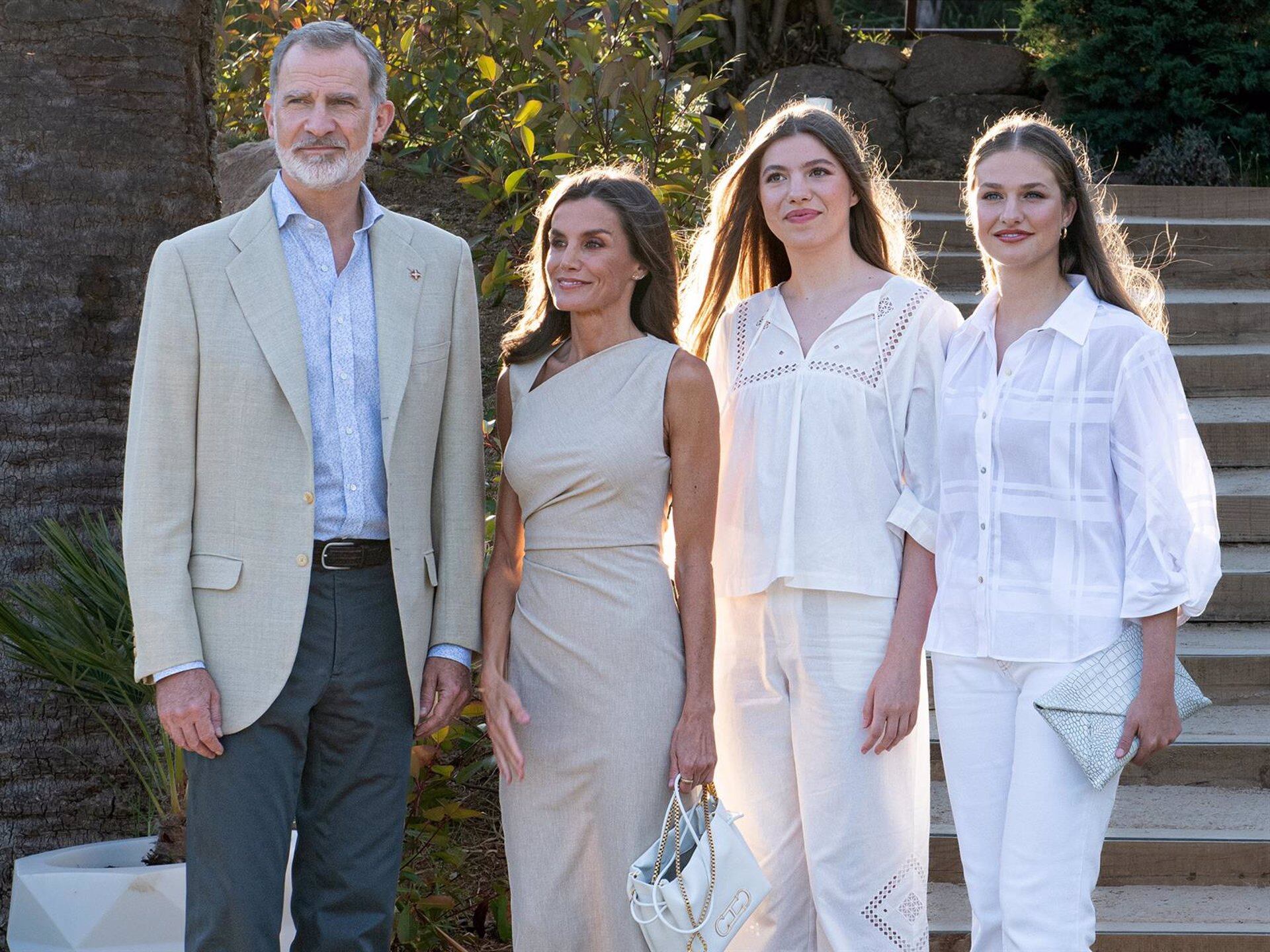 (I-D) El rey Felipe VI, la reina Letizia, la Infanta Sofía y la princesa Leonor, a su llegada al encuentro con premiados 'Princesa de Girona' de ediciones anteriores (Europa Press)