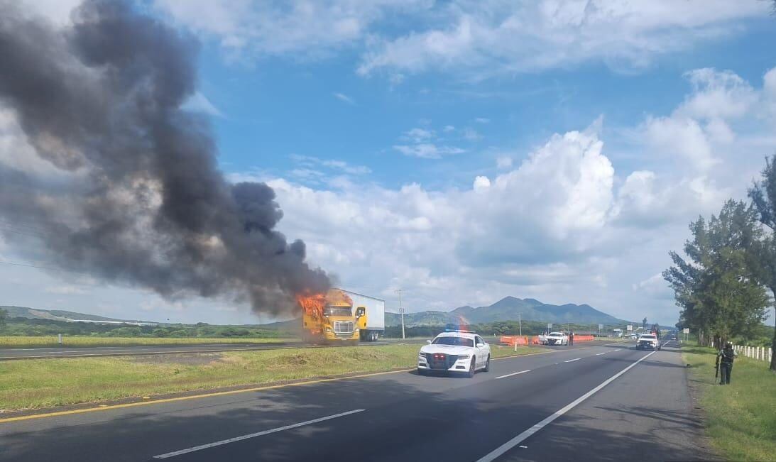 Reportan ataque contra agentes de la FGR y quema de vehículos en Erongarícuaro, Michoacán