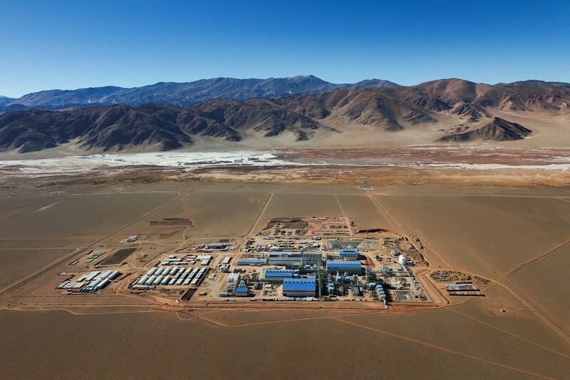 Vista desde un dron de la planta de producción de litio de Eramemine en el Salar Centenario Ratones, de Salta (Reuters)