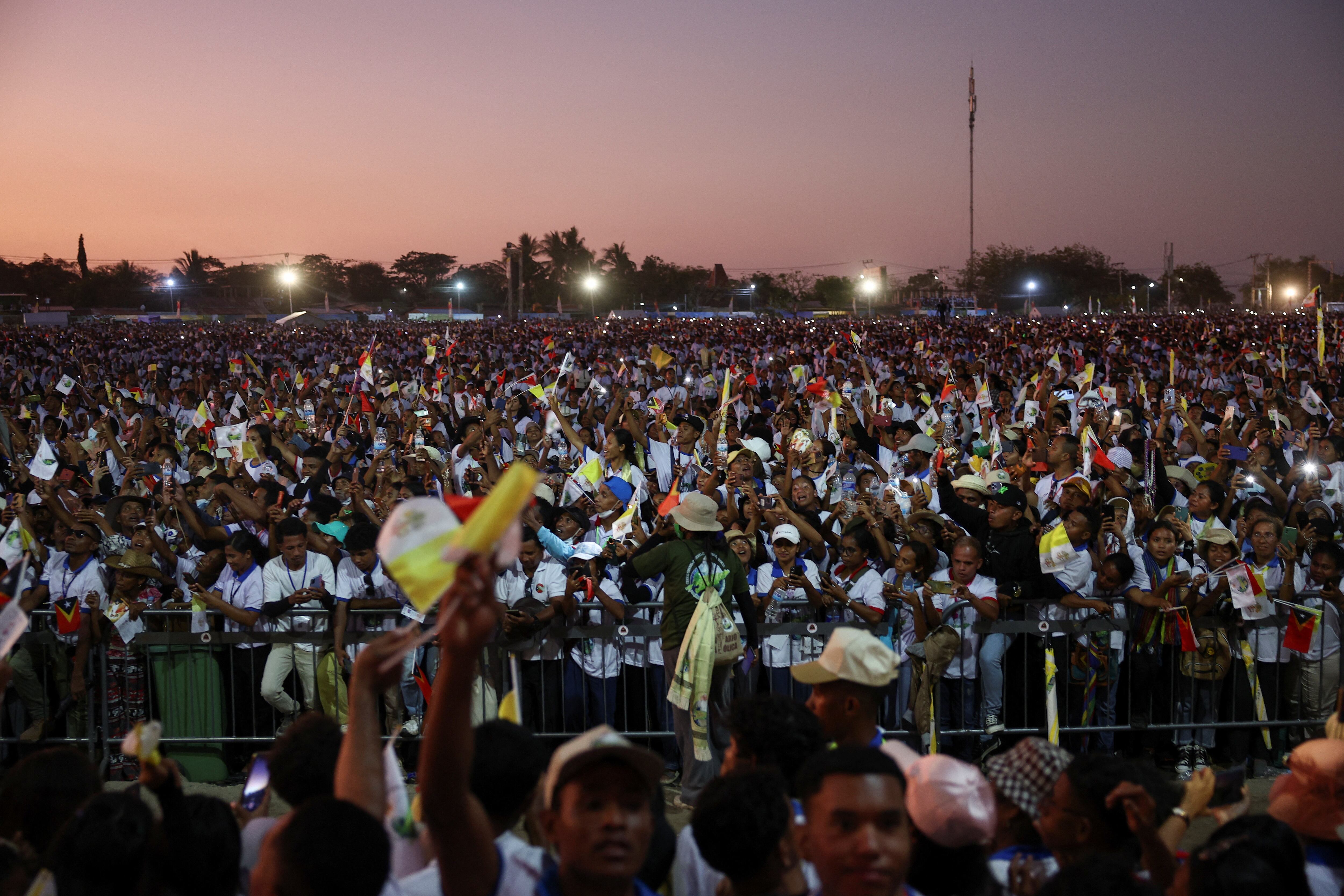 La gente espera a que el Papa Francisco se marche tras celebrar la Santa Misa.