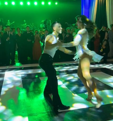 Melissa Paredes y Anthony Aranda realizan su primer baile de bodas.