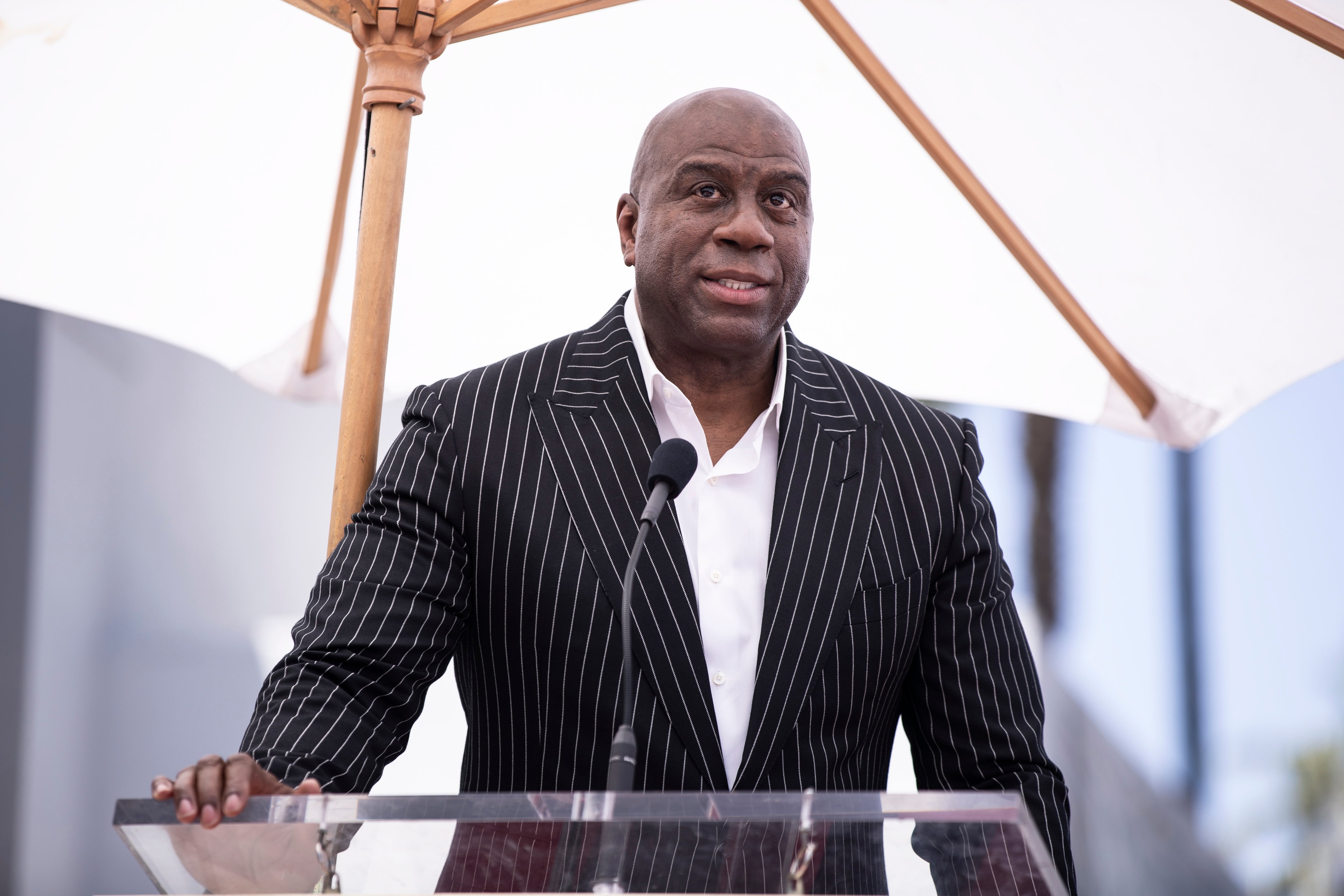 Magic Johnson apela a los hombres afroamericanos en EE.UU.: 