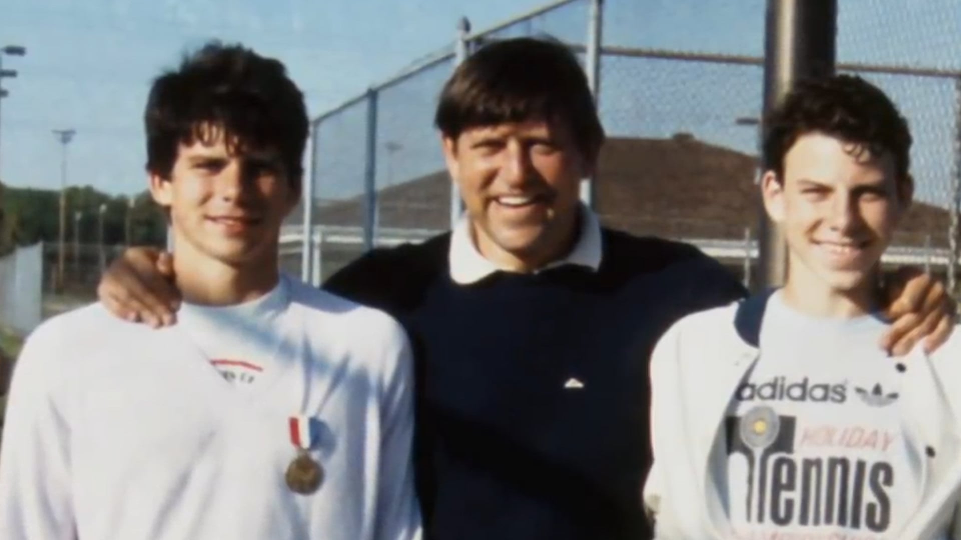 Lyle y Erik junto a su padre José Menéndez