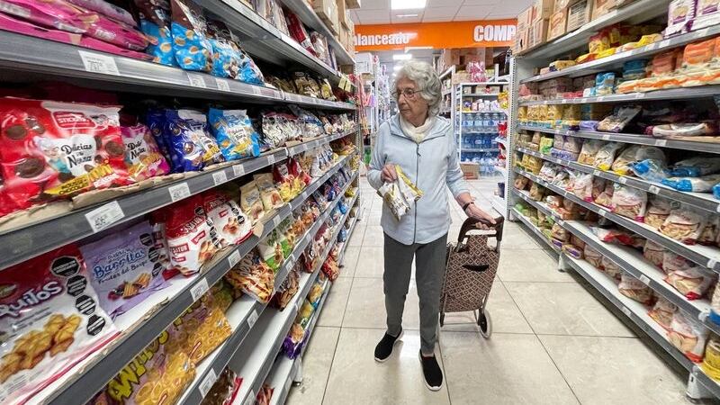 Una jubilada camina en un supermercado en Buenos Aires en un contexto de alta inflación que impacta en el consumo de los argentinos. 19, dic, 2023. REUTERS/Agustin Marcarian