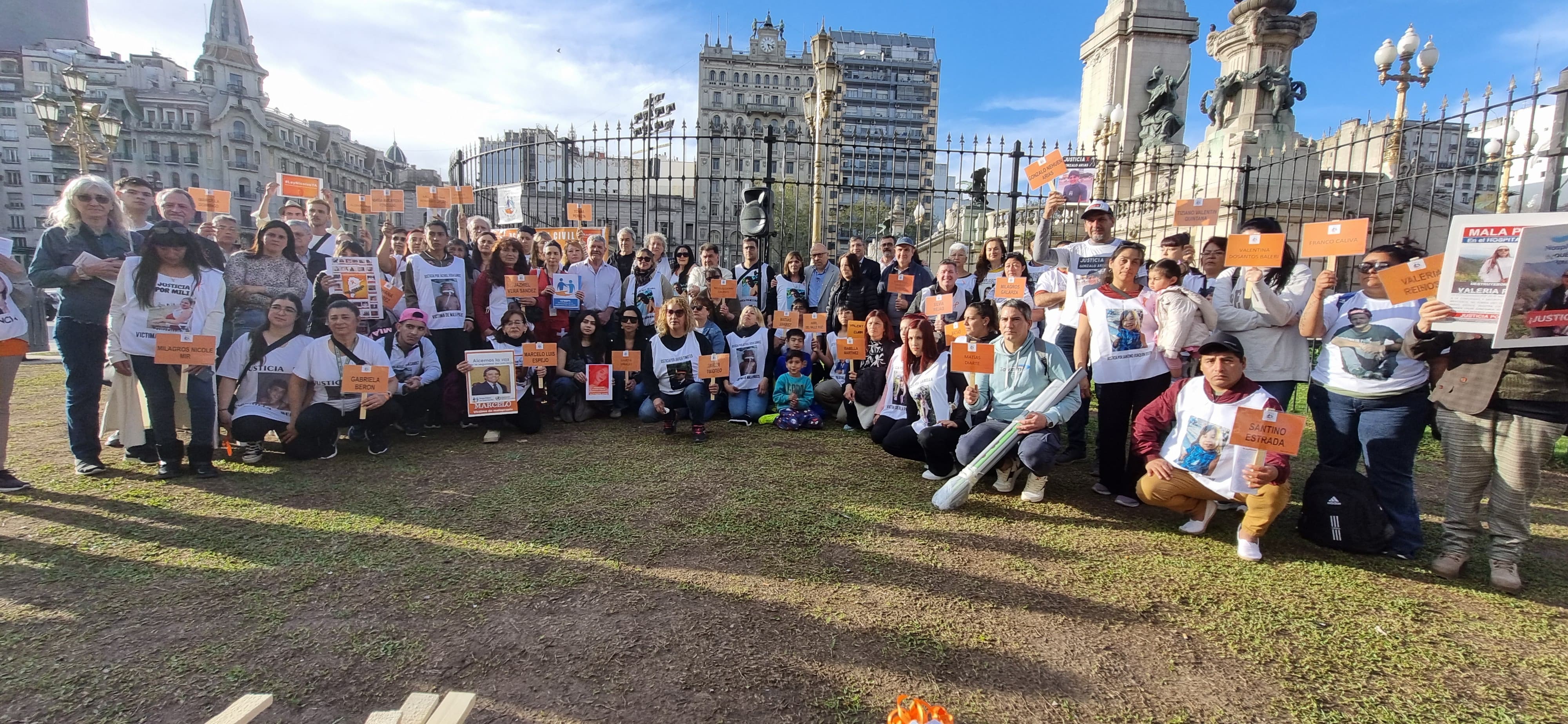 Médicos y víctimas de mala praxis protestaron frente al Congreso por la aprobación de la Ley Nicolás