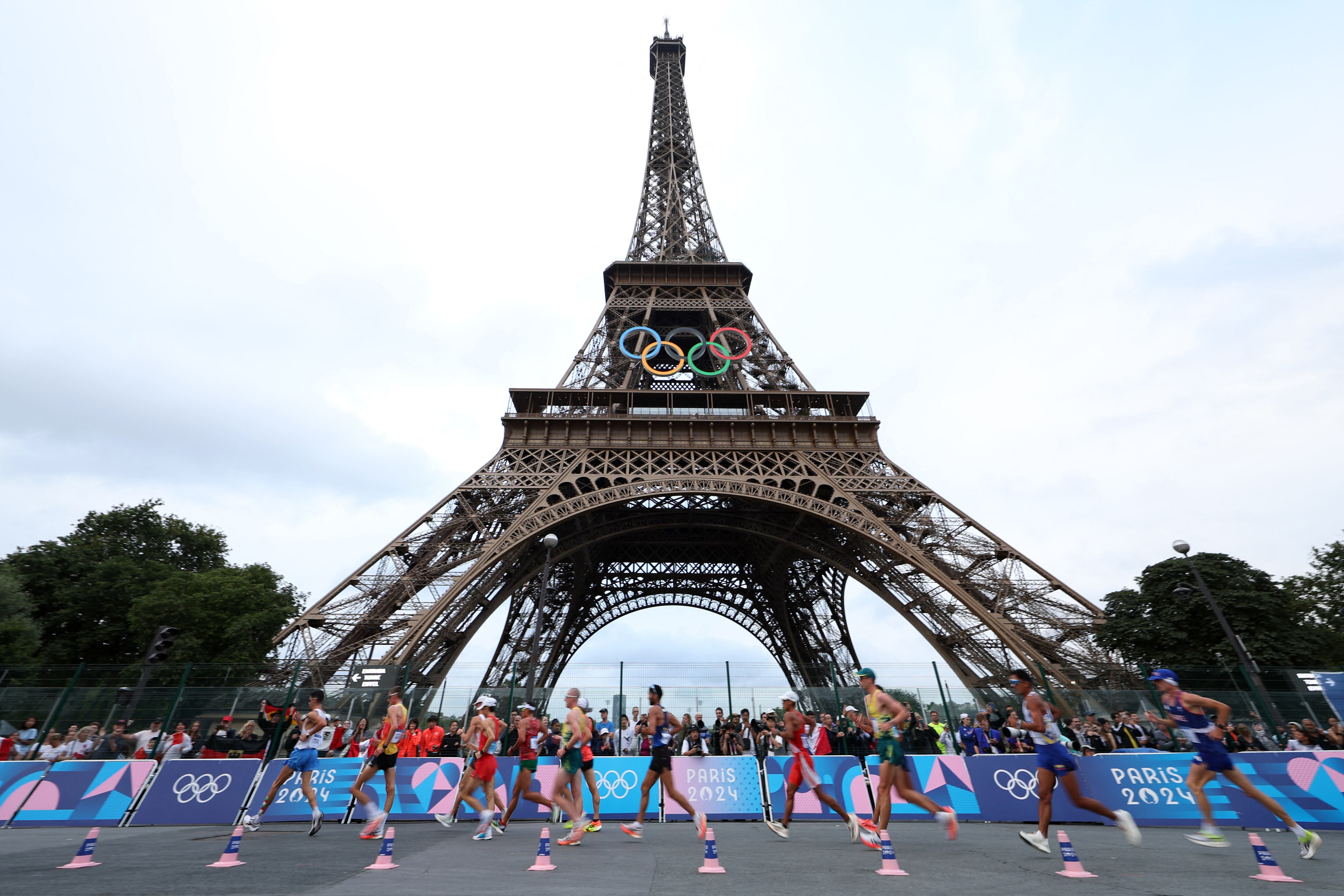 Paris 2024 Olympics - Athletics - Marathon Race Walk Relay Mixed - Trocadero, Paris, France - August 07, 2024. General view during the race as the Eiffel Tower is seen. REUTERS/Isabel Infantes