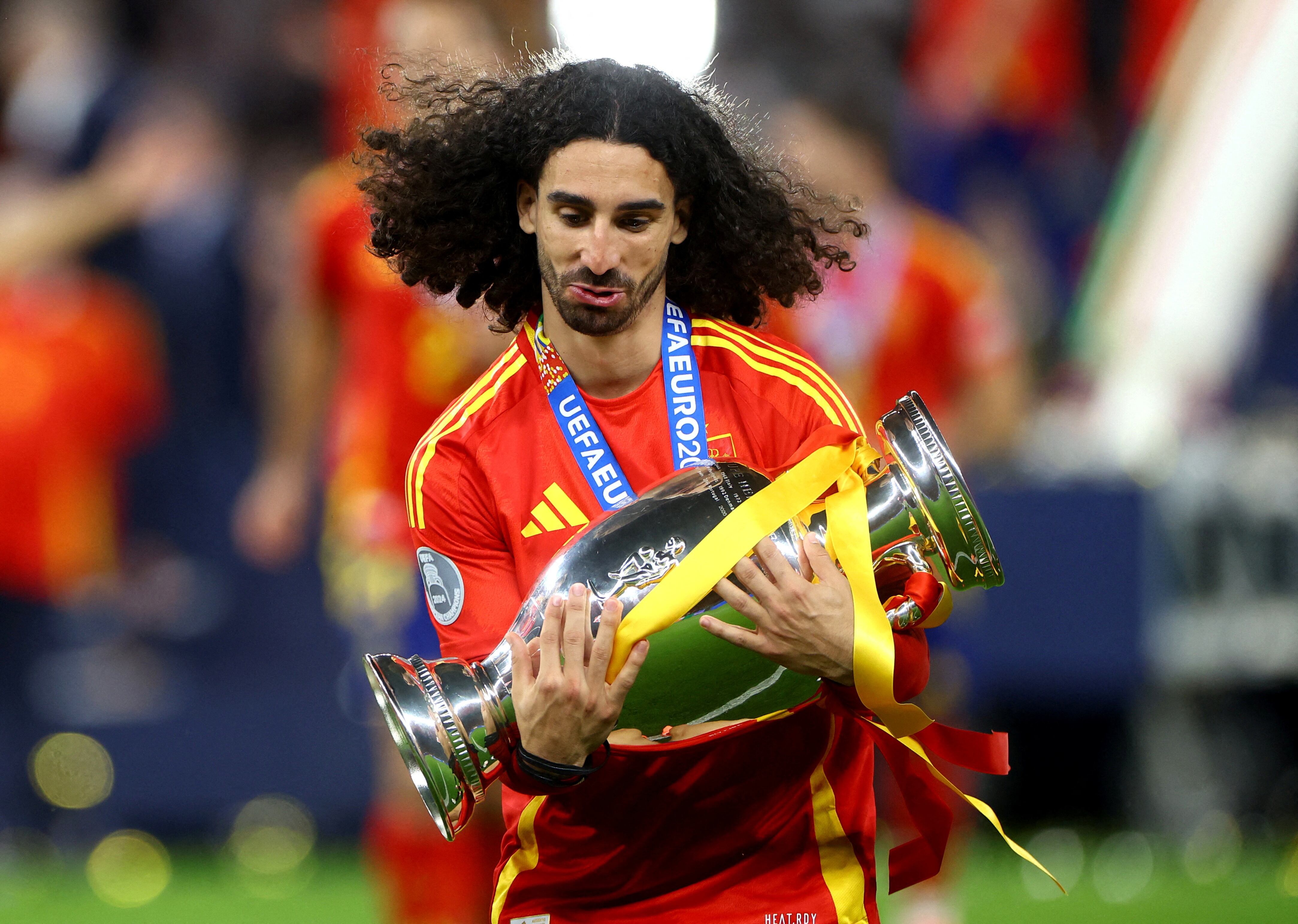 Cucurella celebrando con la Eurocopa (Lisi Niesner, REUTERS)