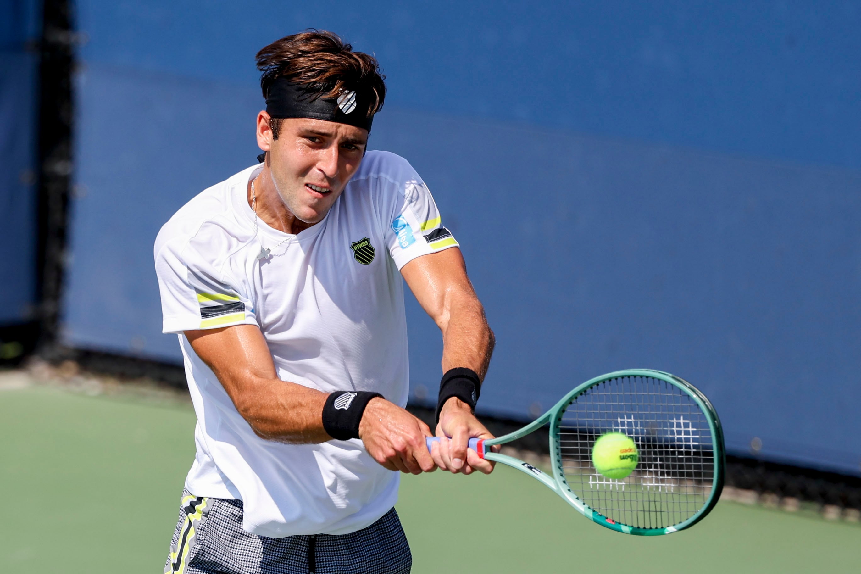 Tomás Etcheverry superó el 28 de agosto a su compatriota Francisco Cerúndolo en el duelo argentino de la segunda ronda del Abierto de Estados Unidos. EFE/EPA/SARAH YENESEL 