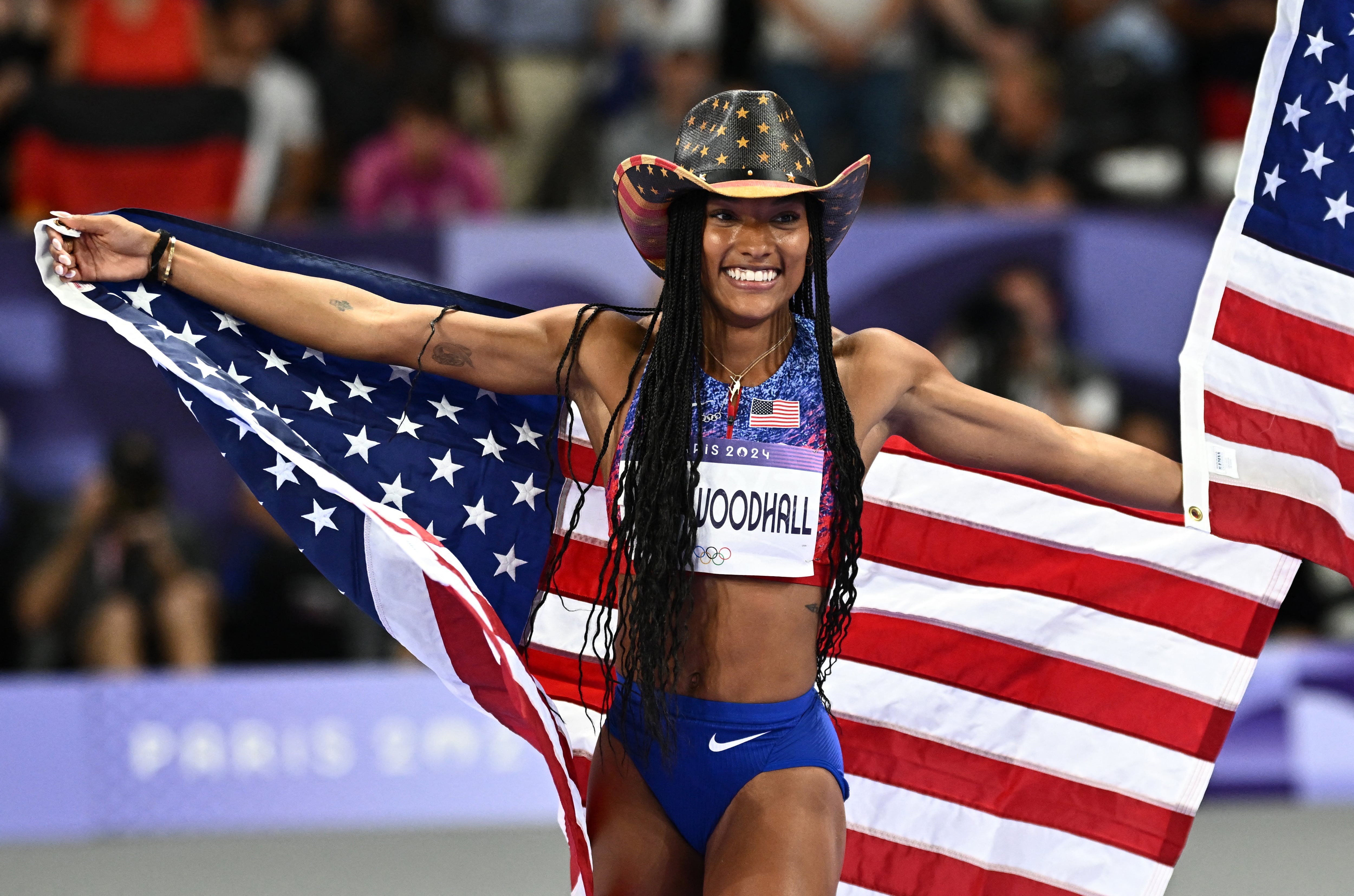 Tara Davis-Woodhall tras ganar el oro (Foto: Reuters/Dylan Martinez)