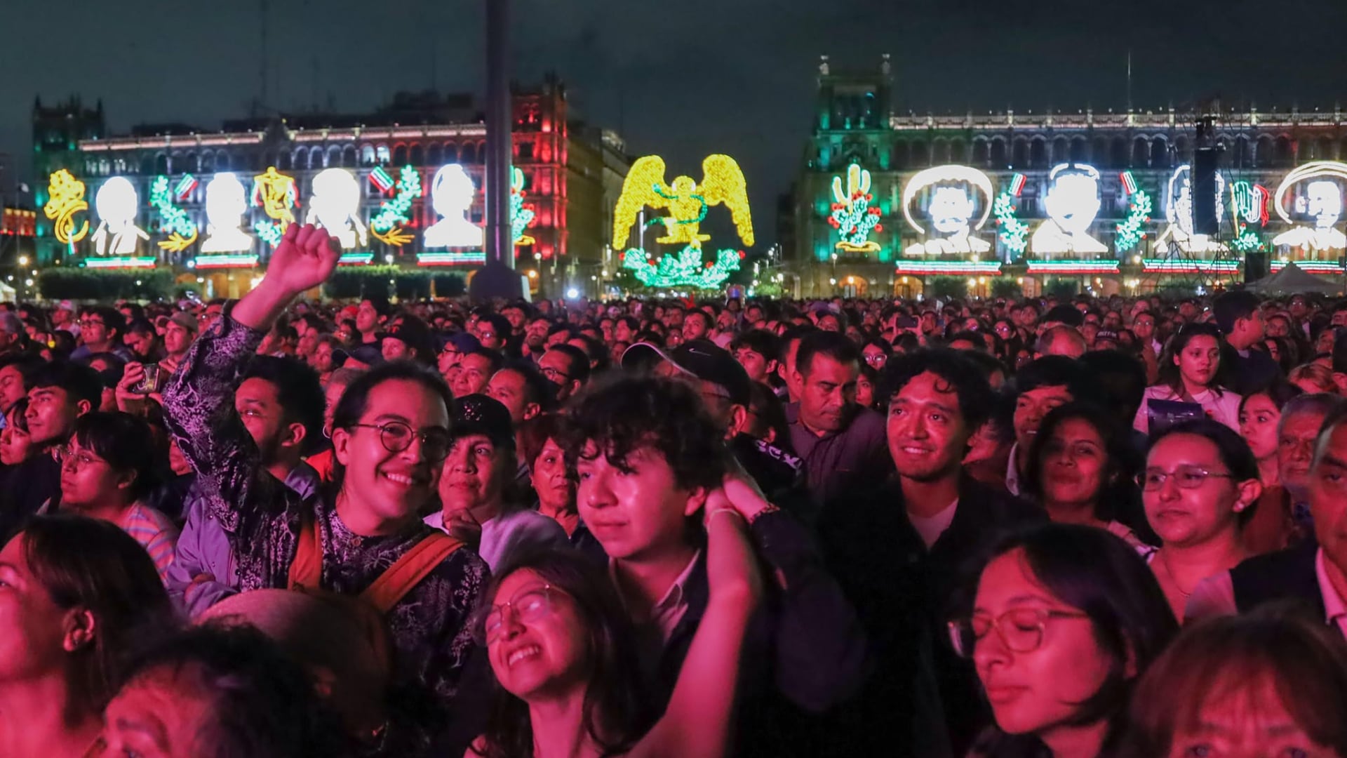 Juan Gabriel abarrota el Zócalo con más de 70 mil personas durante la proyección de su concierto en Bellas Artes