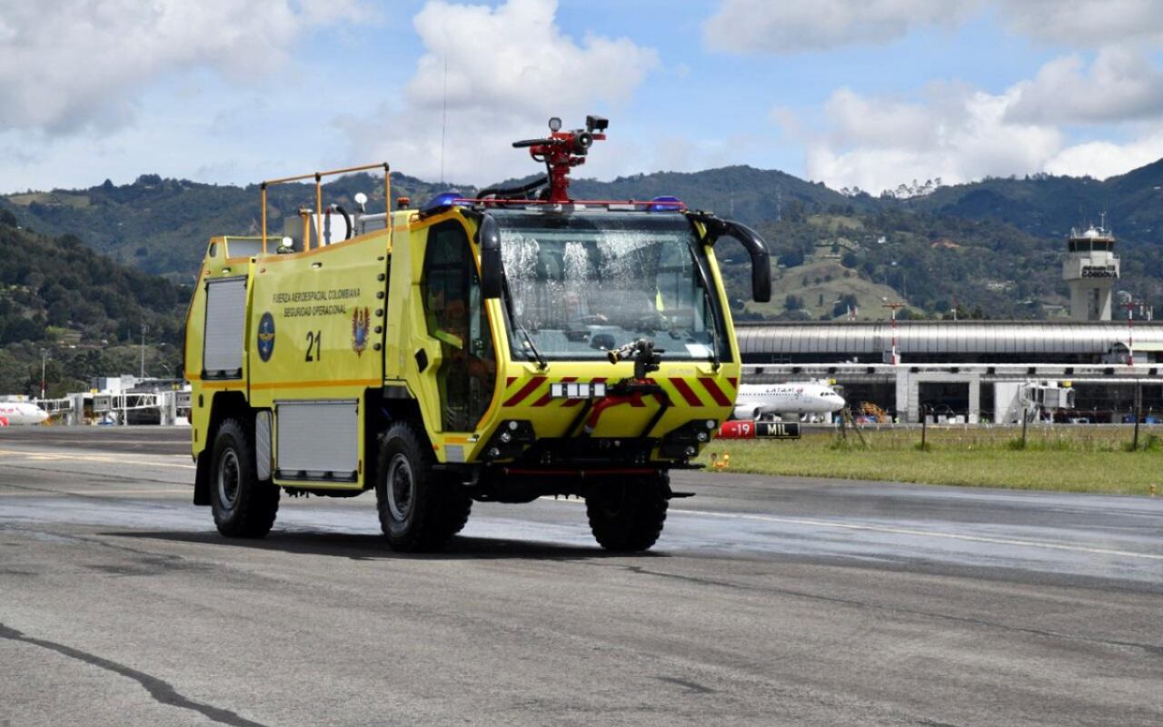 La máquina de bomberos Iturri 4x4 tiene capacidades avanzadas para emergencias en aeronaves - crédito Fuerza Aérea Colombiana