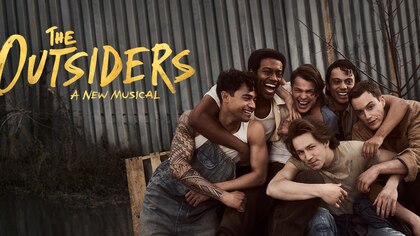 Así es ‘The Outsiders’, la obra que ha ganado el premio a Mejor Musical y que está producido por Angelina Jolie y su hija