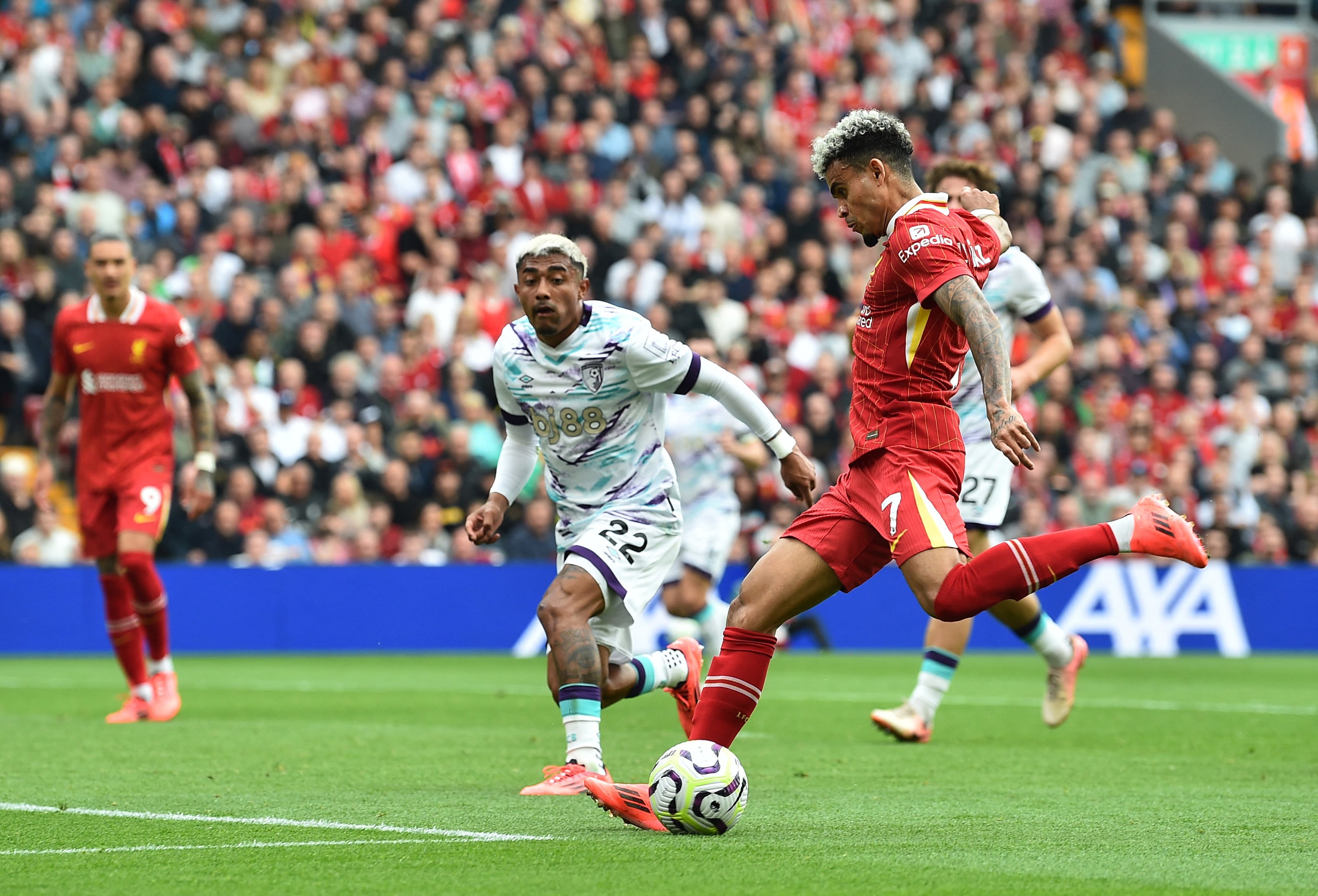 Luis Díaz en el momento de anotar el segundo gol ante Bournemouth - crédito Peter Powell S.. / REUTERS 