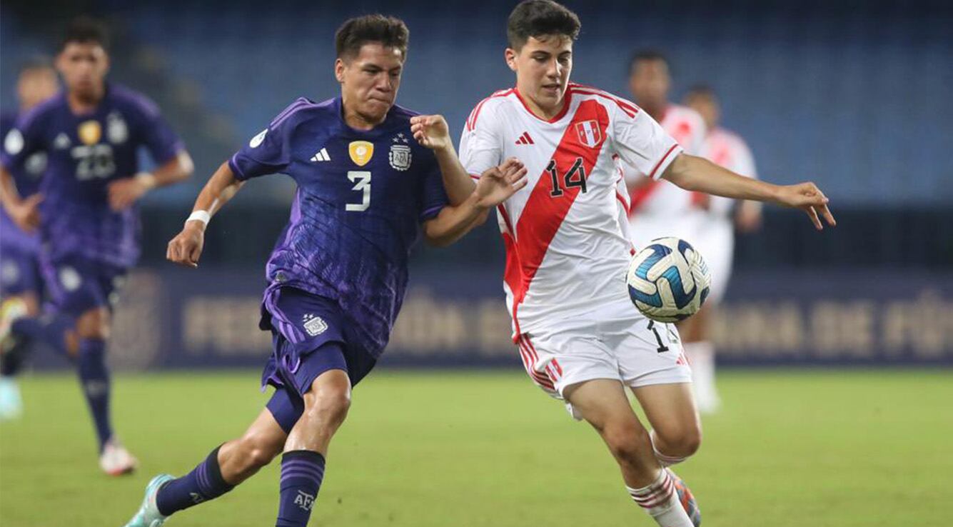 Felipe Chávez jugó en el Perú vs Argentina del Sudamericano Sub 17. - créditos: FPF