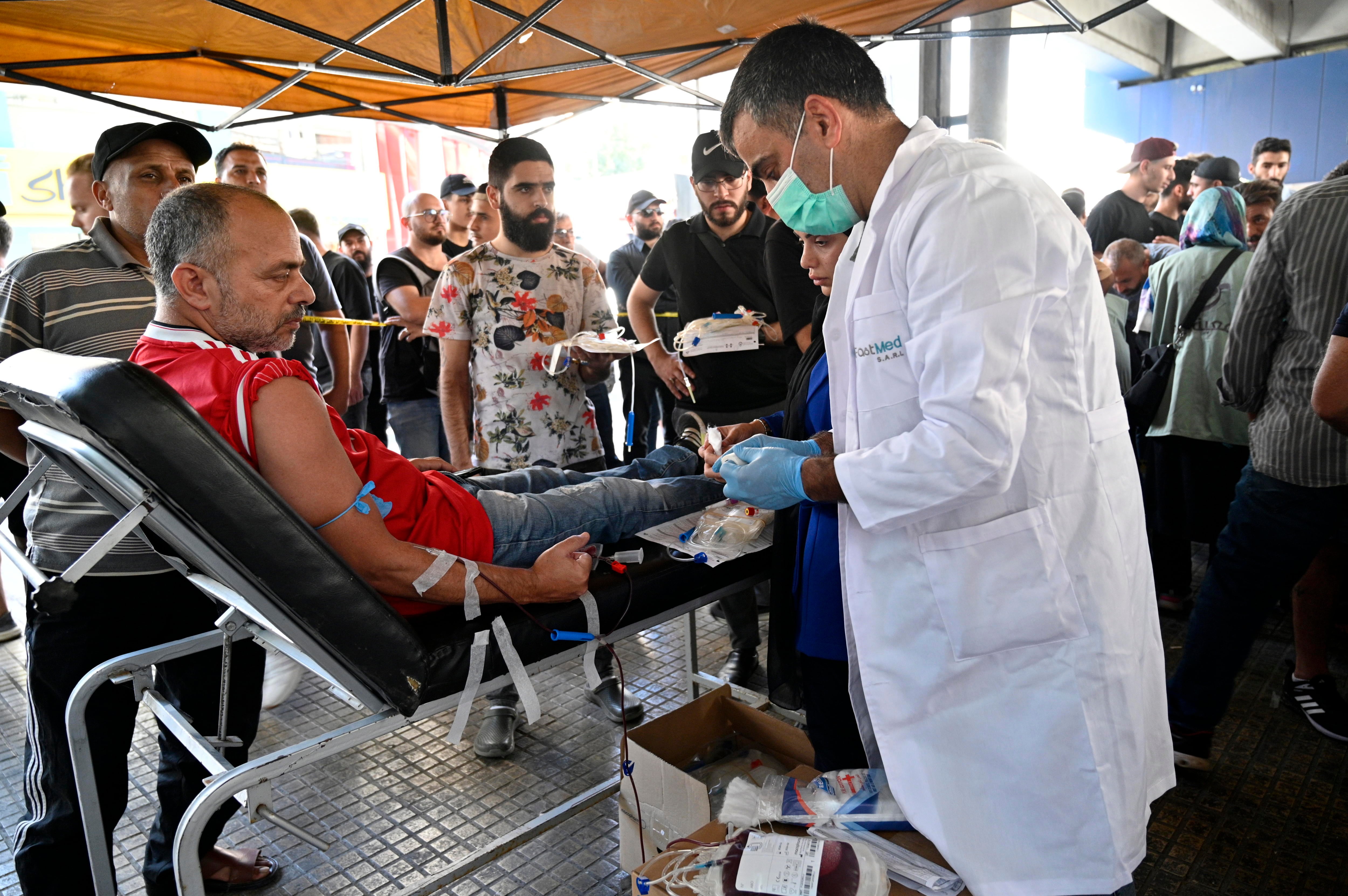 La gente dona sangre un día después de las explosiones de buscapersonas, en el suburbio sur de Beirut. (EFE/EPA/WAEL HAMZEH)
