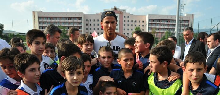 Cristiano Ronaldo inaugurando la escuela de fútbol en Georgia, 2013 (Dinamo Tbilisi)