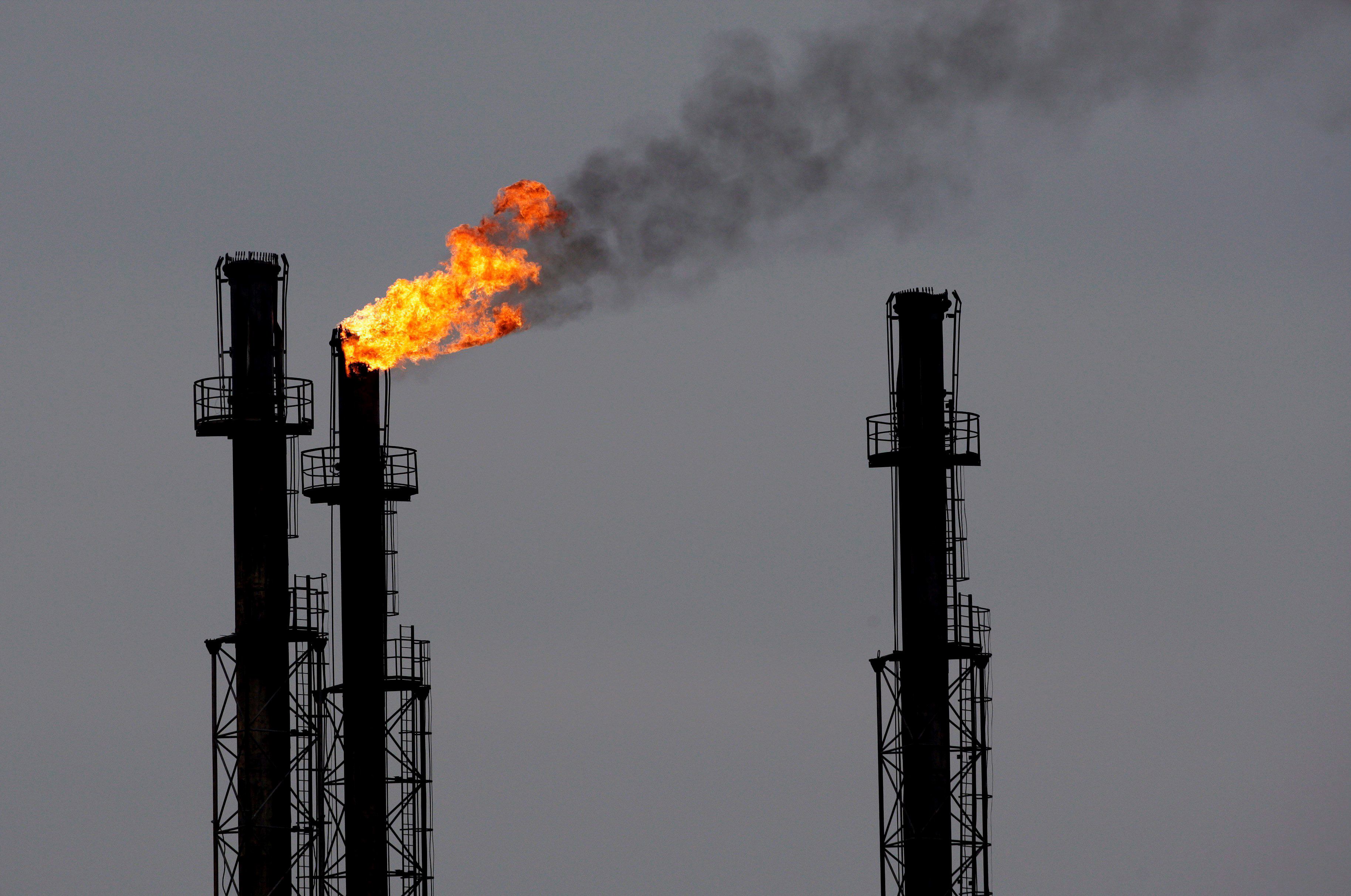 BUC13 BRAZI (RUMANÍA), 6/1/2009.- Chimeneas en la refinería de gas y petróleo de Brazi, 60 kilómetros al norte de Bucarest, Rumanía, hoy, martes 6 de enero. Según fuentes de la compañía rumana de gas Transgaz, el consorcio del gas ruso Gazprom ha dejado de bombear gas a estas instalaciones a las tres de esta madrugada (GMT 01:00). Como consecuencia de la crisis del gas entre Rusia y Ucrania, Rumanía recibe dos tercios menos de gas ruso. EFE/Robert Ghement. 