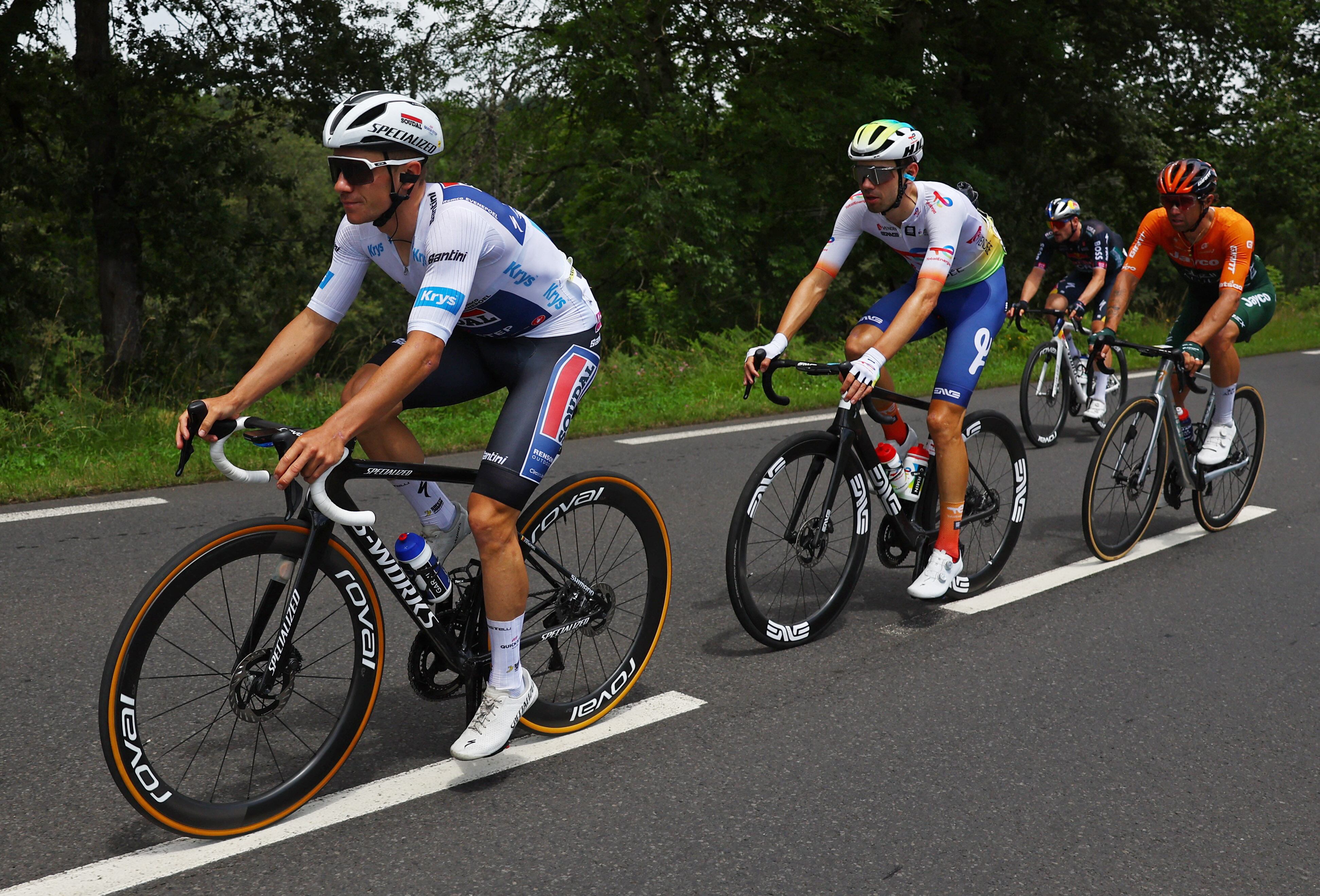 Remco Evenepoel en el trayecto de la etapa 11 del Tour de Francia. Se espera que Egan Bernal tenga protagonismo en la alta montaña - crédito Molly Darlington / REUTERS