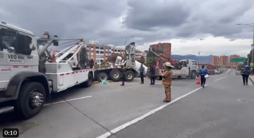 Autoridades siguen en la zona tratando de restablecer el paso lo más antes posible, y y por el que se generó un retraso de más de tres horas en la operación de Transmilenio por la troncal Suba - crédito @BogotaTransito/X