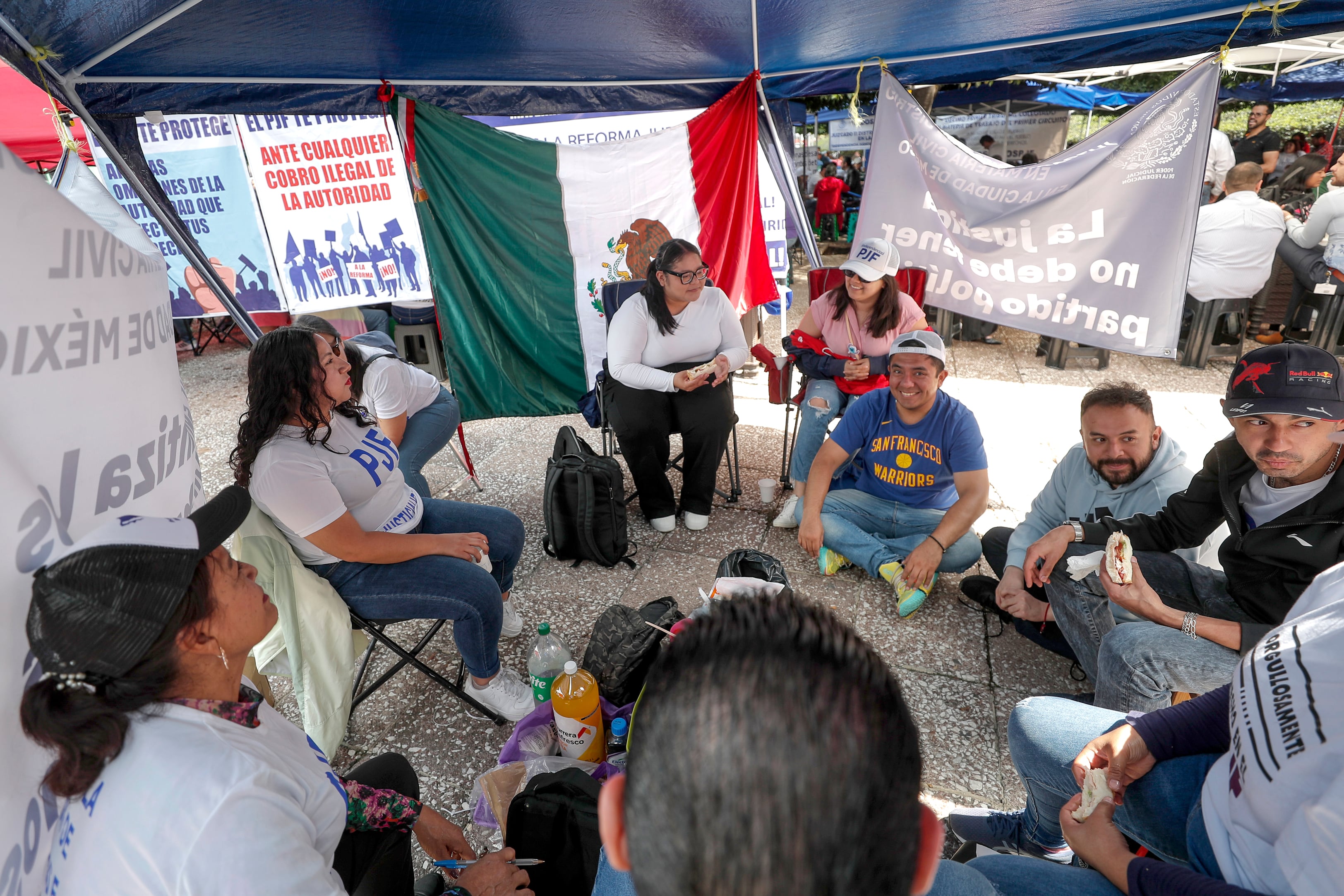 Jueces y trabajadores del Poder Judicial se mantienen en paro en contra de la reforma judicial en la Ciudad de México (EFE/ Isaac Esquivel)