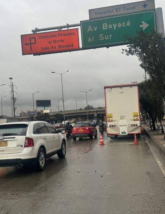 Camión varado en la localidad de Tunjuelito en la Autopista Sur con Av. Boyacá - crédito @BogotaTransito / X