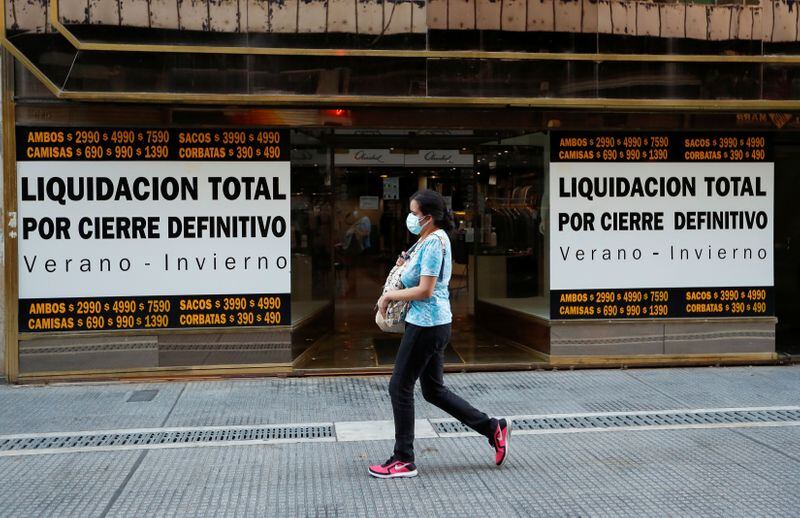 Para los economistas, CABA cayó por encima del promedio debido al gran número de comercios afectados por la recesión (Reuters)