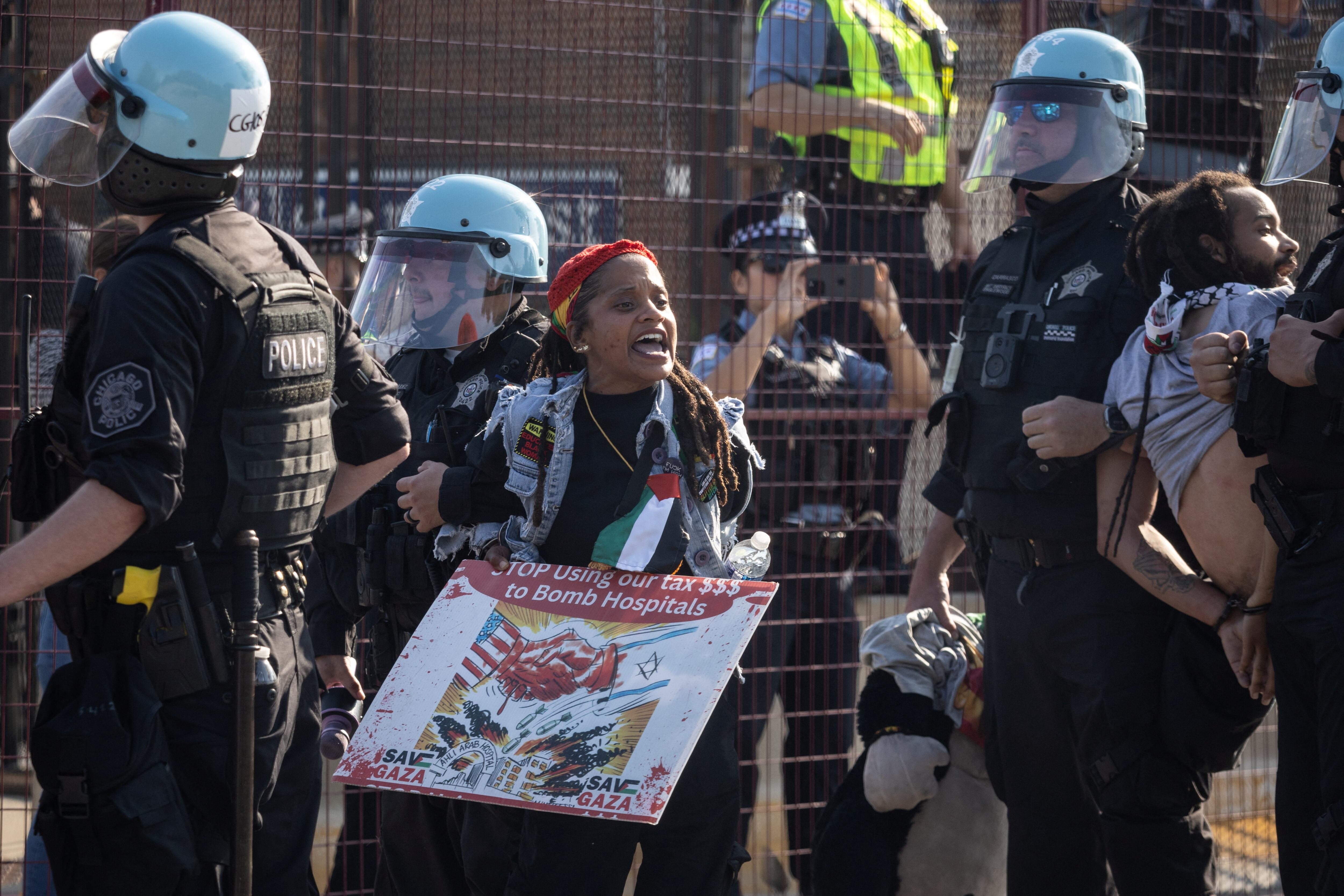 La policía detiene a un manifestante afuera del United Center (REUTERS/Adrees Latif)