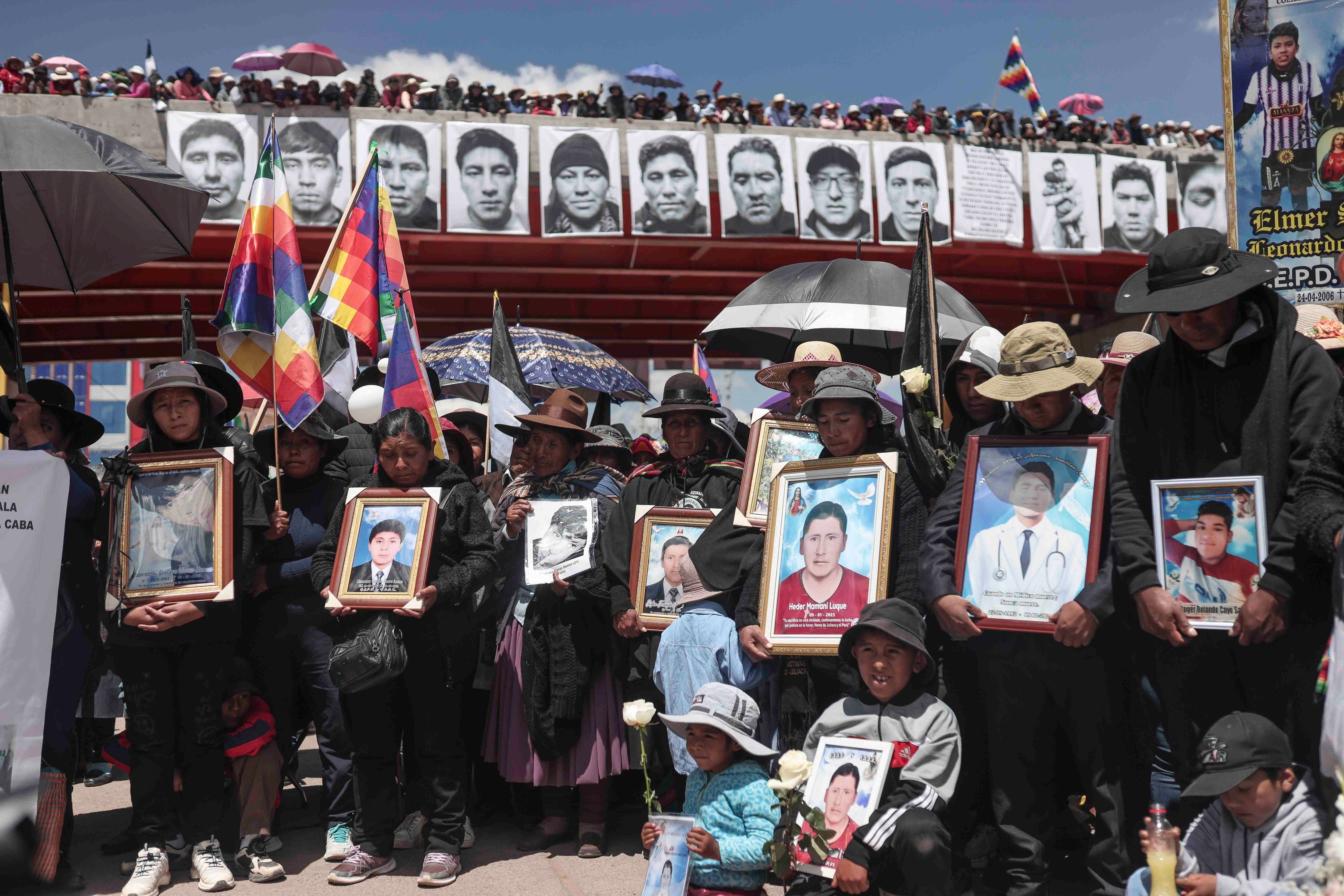 Familiares sostienen fotografías de sus seres queridos que murieron en las protestas del año pasado durante una manifestación para exigir la renuncia de la presidenta Dina Boluarte, en Juliaca, Perú, el martes 9 de enero de 2024. La manifestación se da en el primer aniversario de esos disturbios mortales que se produjeron en el país tras la destitución y el arresto del presidente Pedro Castillo luego que intentó disolver el Congreso para evitar un juicio político. (Foto AP/Aldair Mejía)