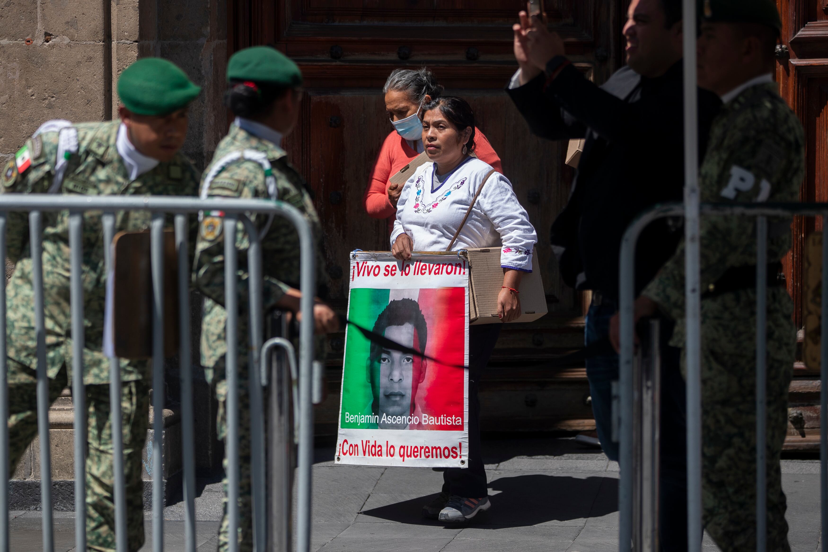 Padres de los 43 jóvenes normalistas desaparecidos de Ayotzinapa le han pedido a AMLO que no encubra al Ejército. (EFE/ Isaac Esquivel)