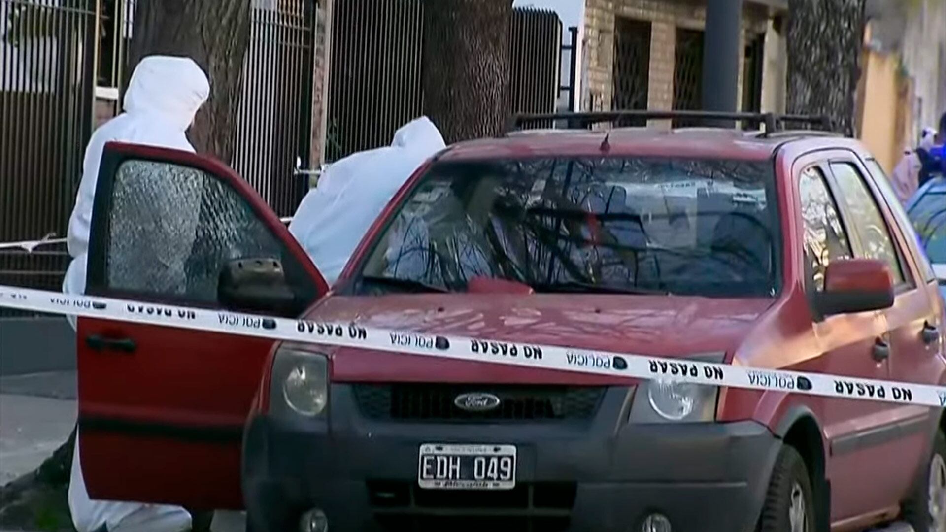 Un policía se enfrentó a tiros con cuatro delincuentes en Parque Avellaneda y mató a uno de ellos