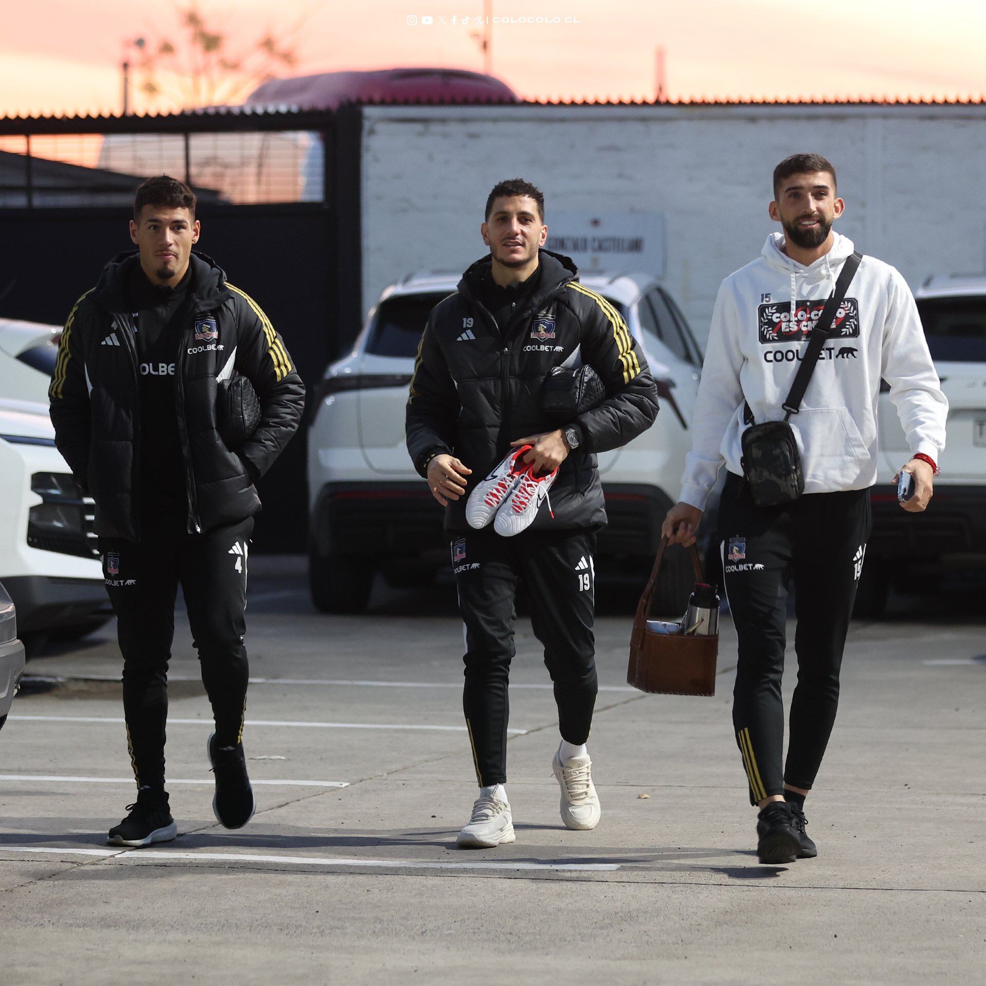 Jugadores de Colo Colo ya están en el estadio Monumental de Santiago.