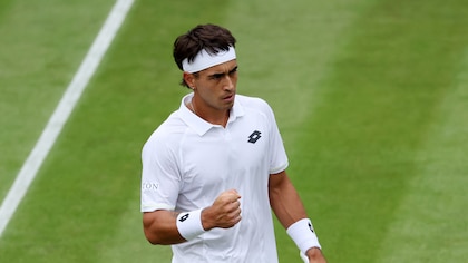 Otro golpe del argentino Francisco Comesaña en Wimbledon: ganó un partido de más de 4 horas y se clasificó a la tercera ronda